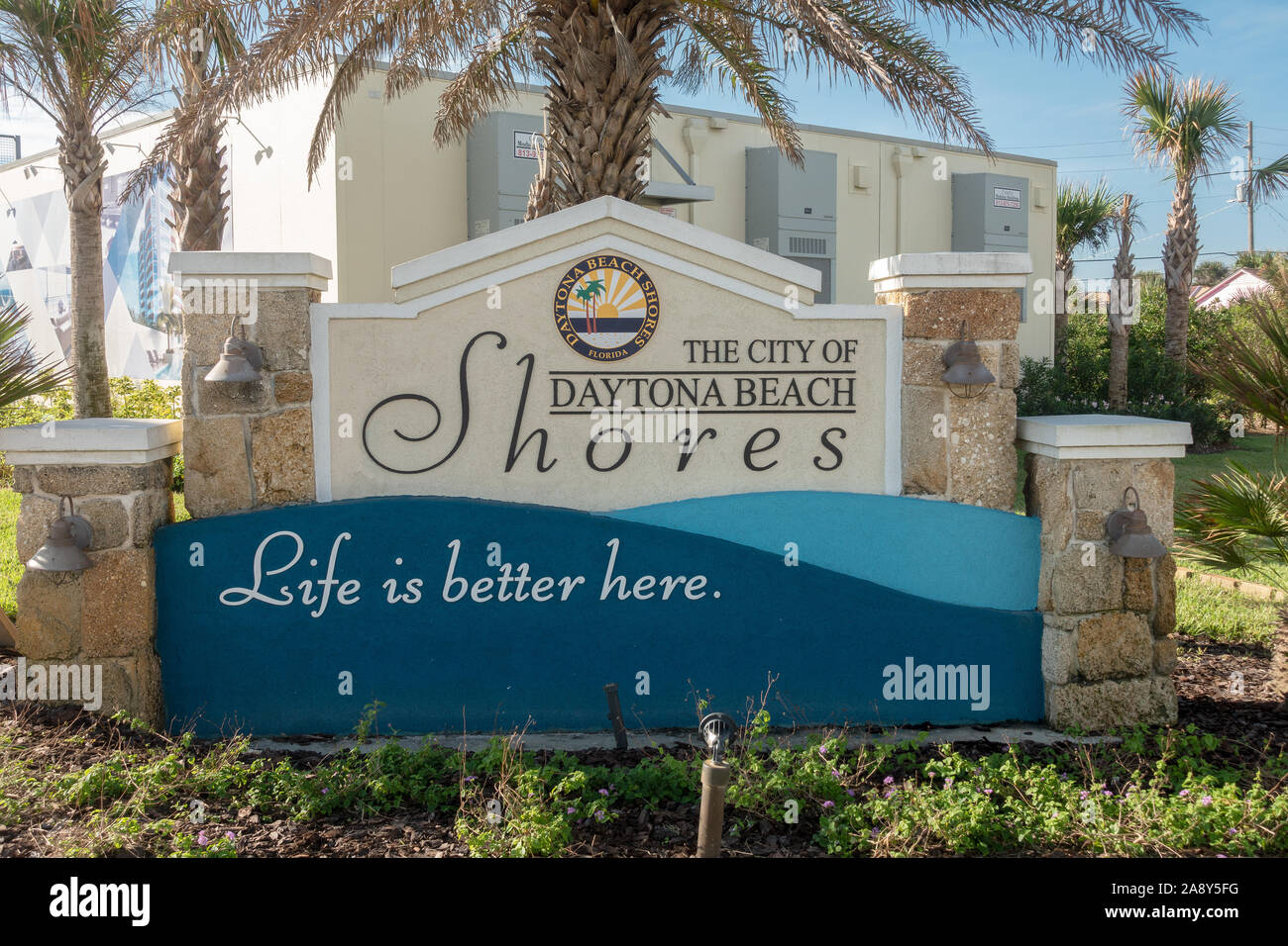 Le panneau de bienvenue de la ville de Daytona Beach Shores sur Atlantic Avenue Autoroute A1A Florida USA Banque D'Images