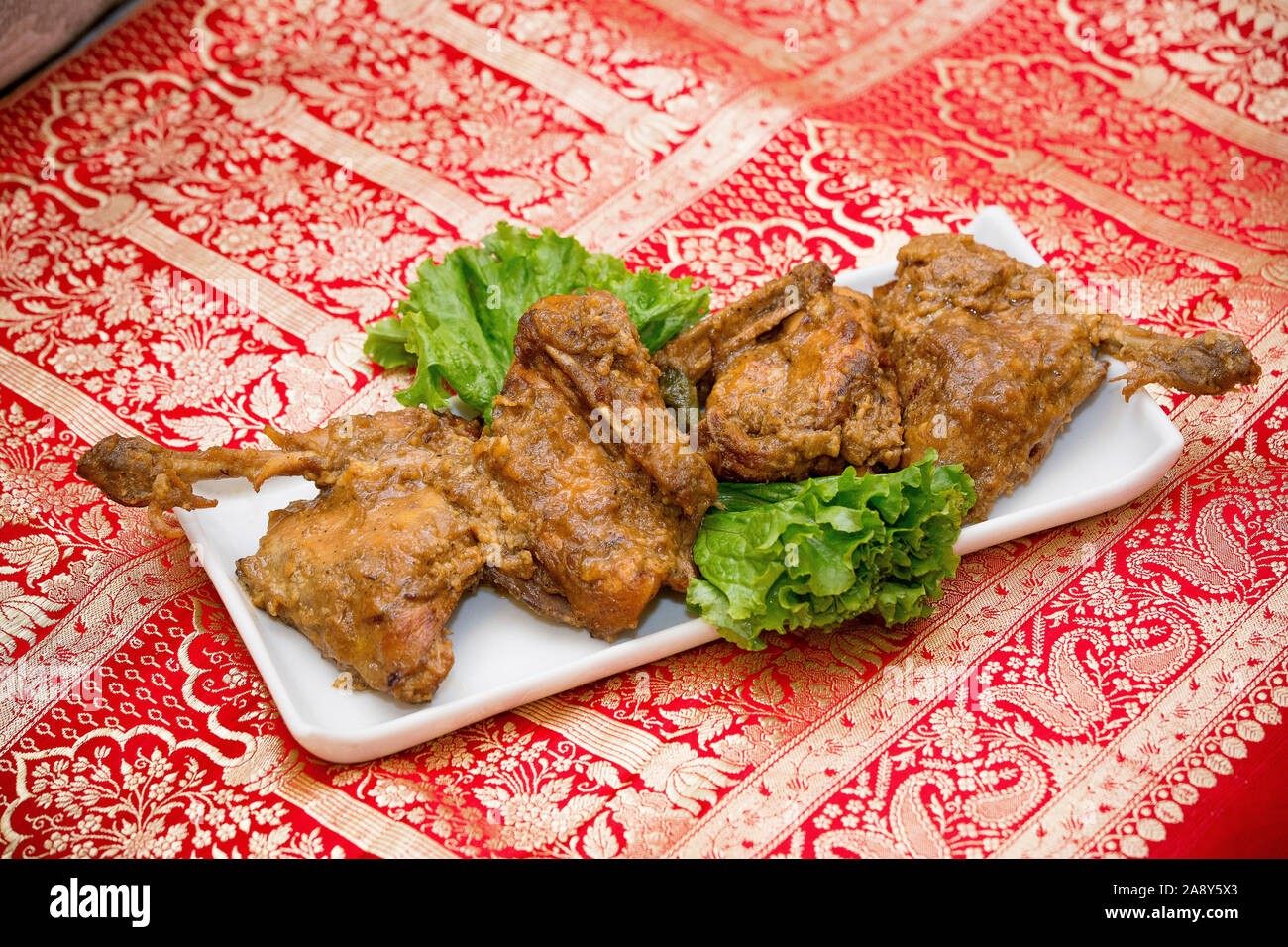 Nawabi food - Rôti de poulet avec la sauce. Ce type d'aliments sont trop savoureux et délicieux. Banque D'Images