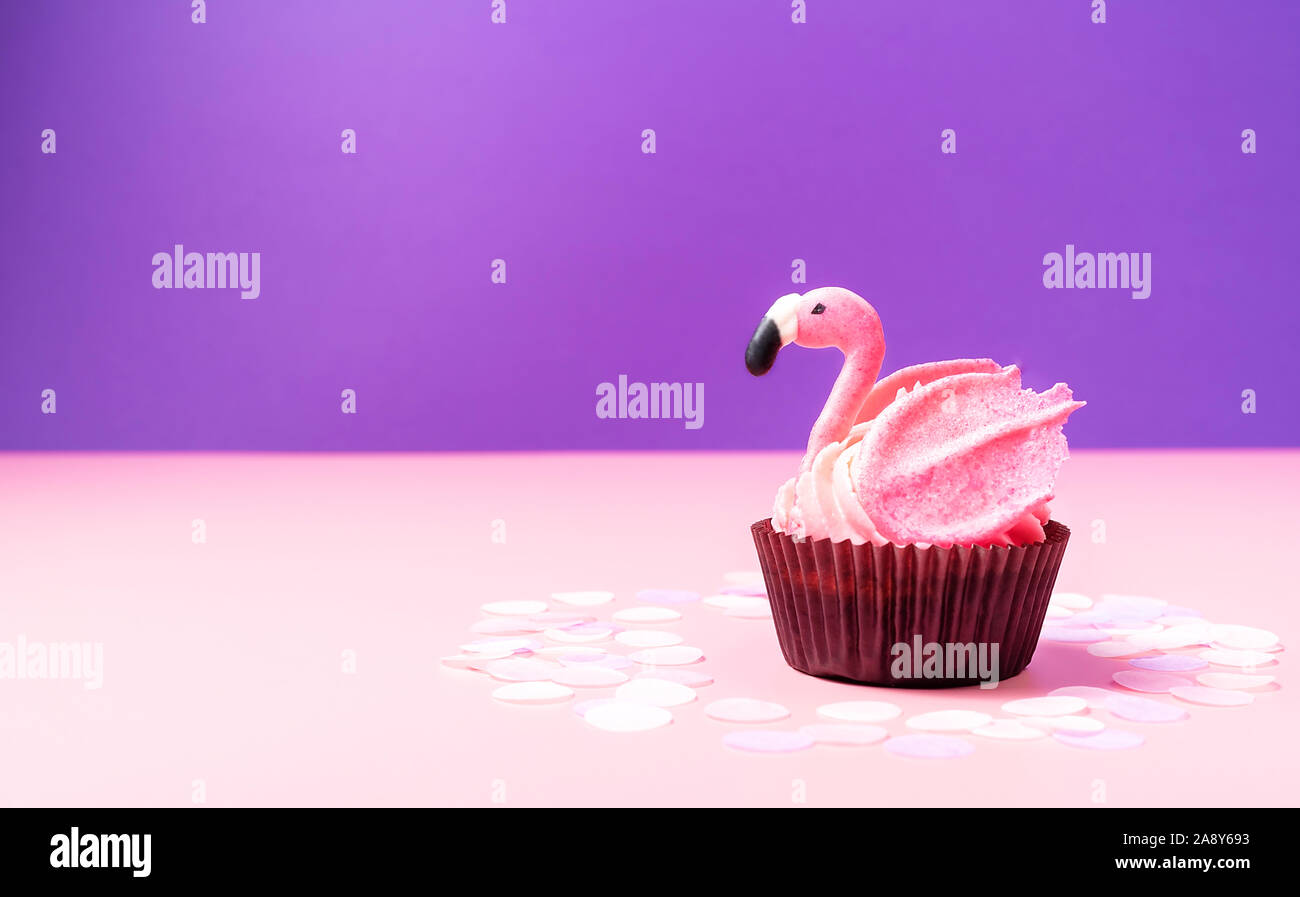 Flamant Rose Cupcake Sur Fond Violet Et Rose Pastel Joyeux Anniversaire Carte Copier L Espace Close Up Photo Stock Alamy Flamant Rose Cupcake Sur Fond Violet Et Rose Pastel Joyeux Anniversaire Carte Copier L Espace Close Up Photo Stock Alamy