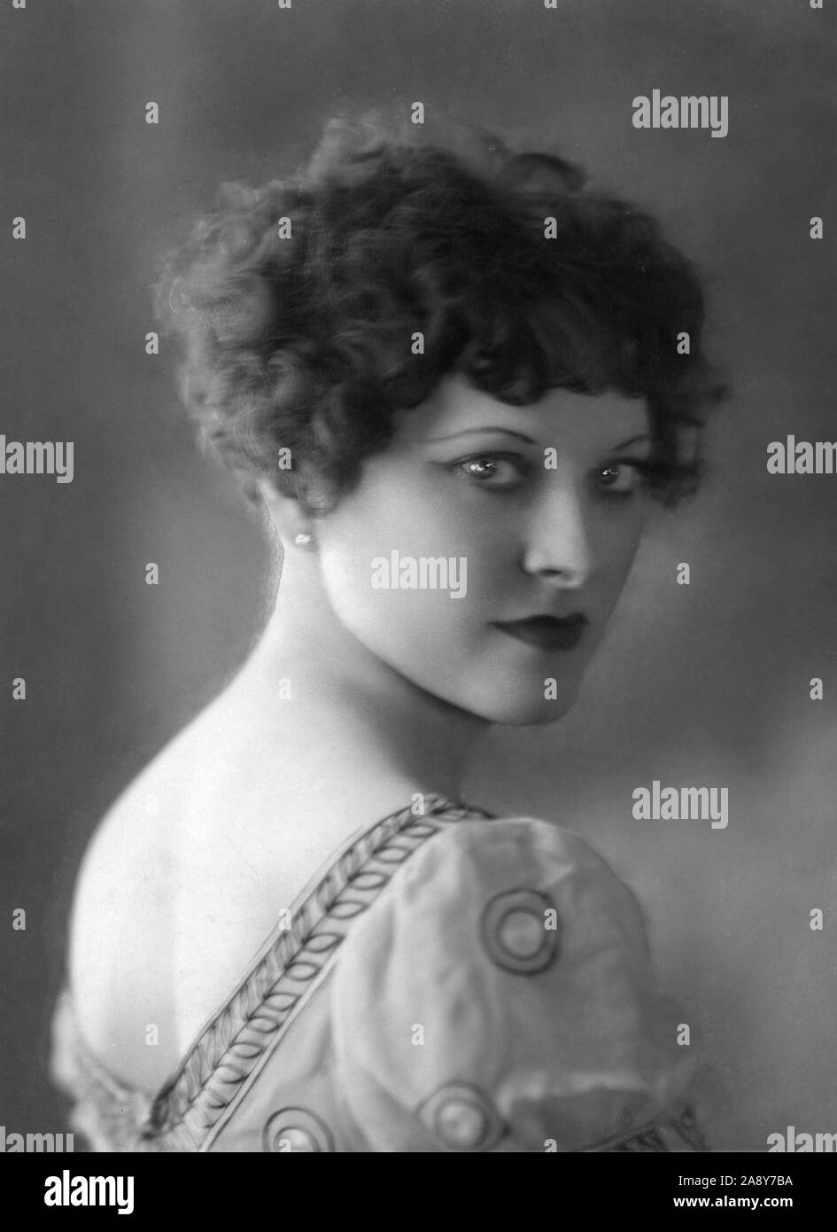 GINA MANES Portrait que Joséphine de Beauharnais dans Napoléon vu par Abel Gance 1927 Ciné réalisateur Abel Gance Abel Gance Films / France / Isepa Wengeroff - Film GmbH / Consortium Pathe Cinema / Societe Westi / Societe Generale des films Banque D'Images