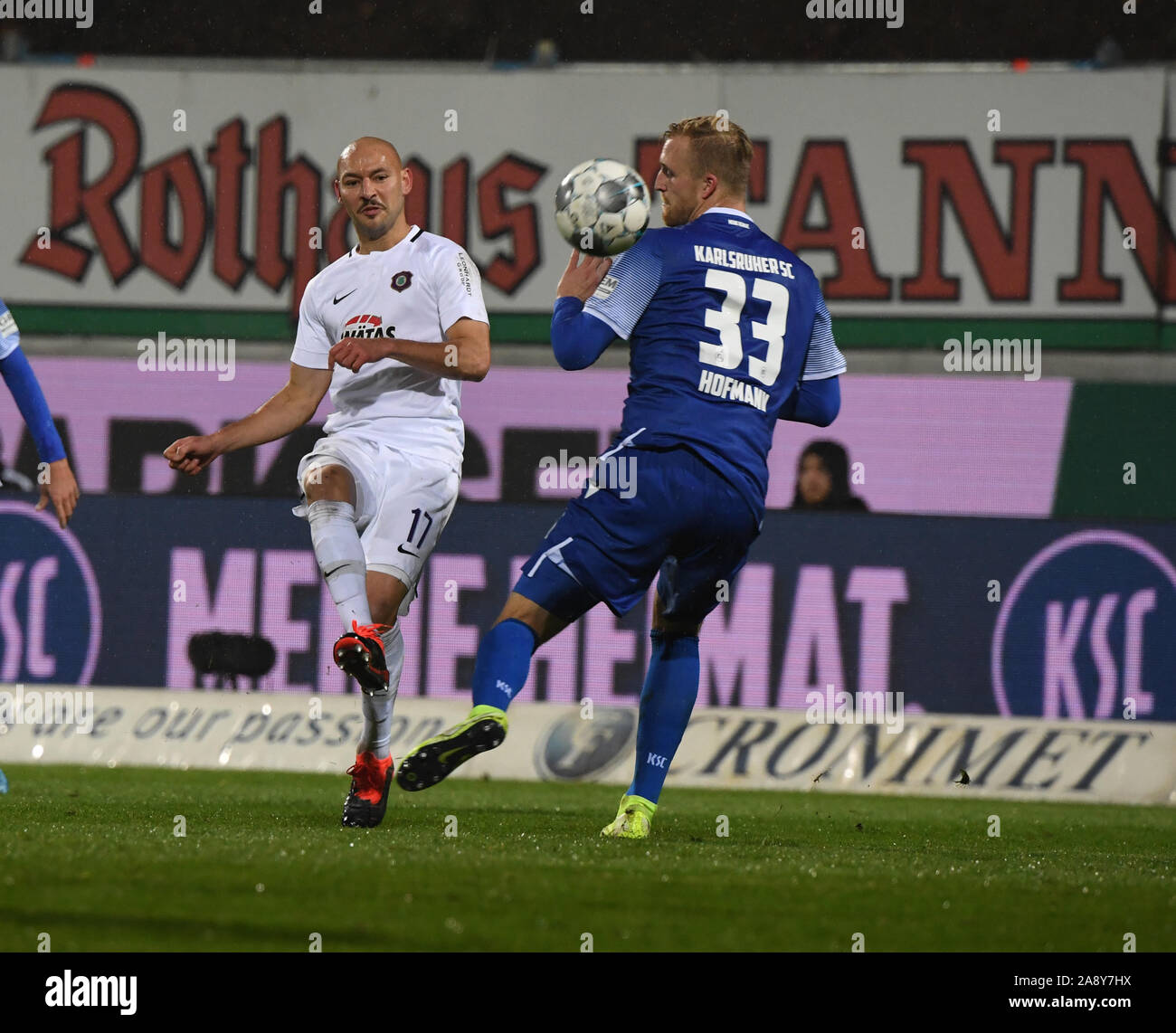 Karlsruhe, Allemagne. 11Th Nov, 2019. Soccer : 2ème Bundesliga, Karlsruher SC - Erzgebirge Aue, 13e journée dans le Wildparkstadion. Philipp Hofmann (r) de Karlsruhe et Philipp Riese de Auer lutte pour la balle. Credit : Uli Deck/DPA - NOTE IMPORTANTE : en conformité avec les exigences de la DFL Deutsche Fußball Liga ou la DFB Deutscher Fußball-Bund, il est interdit d'utiliser ou avoir utilisé des photographies prises dans le stade et/ou la correspondance dans la séquence sous forme d'images et/ou vidéo-comme des séquences de photos./dpa/Alamy Live News Banque D'Images