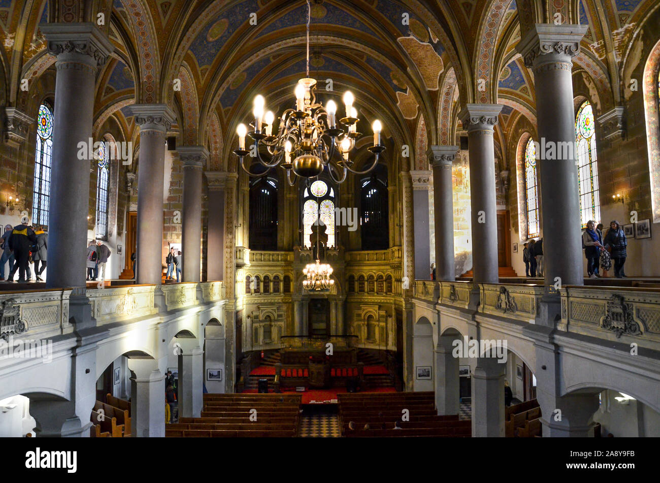 Pilsen, République tchèque - Oct 28, 2019 : l'intérieur de la Grande Synagogue. La deuxième plus grande synagogue d'Europe. Photographié depuis le balcon. Piliers et arcades, plafond. Les gens sur les visites. Banque D'Images