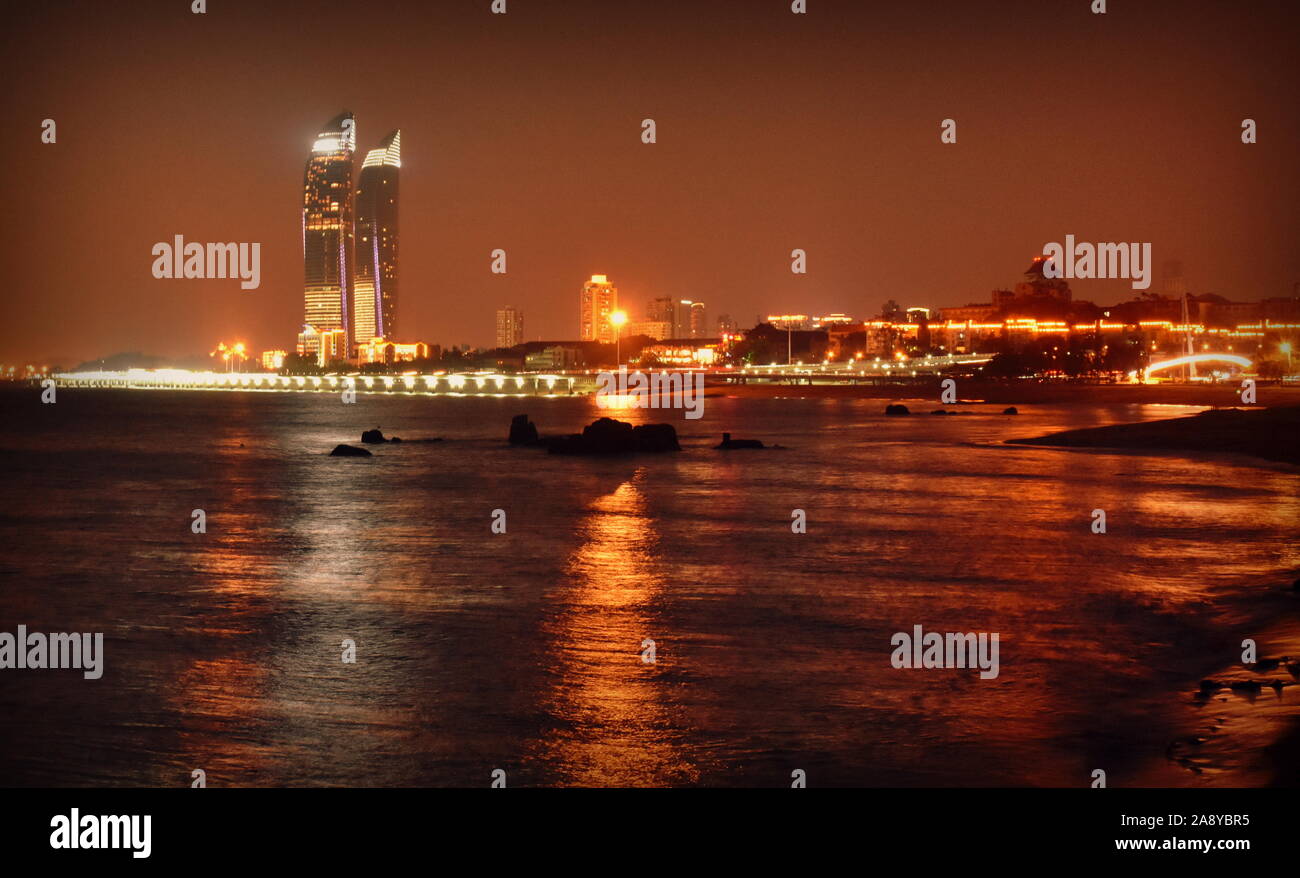 Xiamen city skyline nuit moderne par détroit de Taiwan, Chine plage Banque D'Images