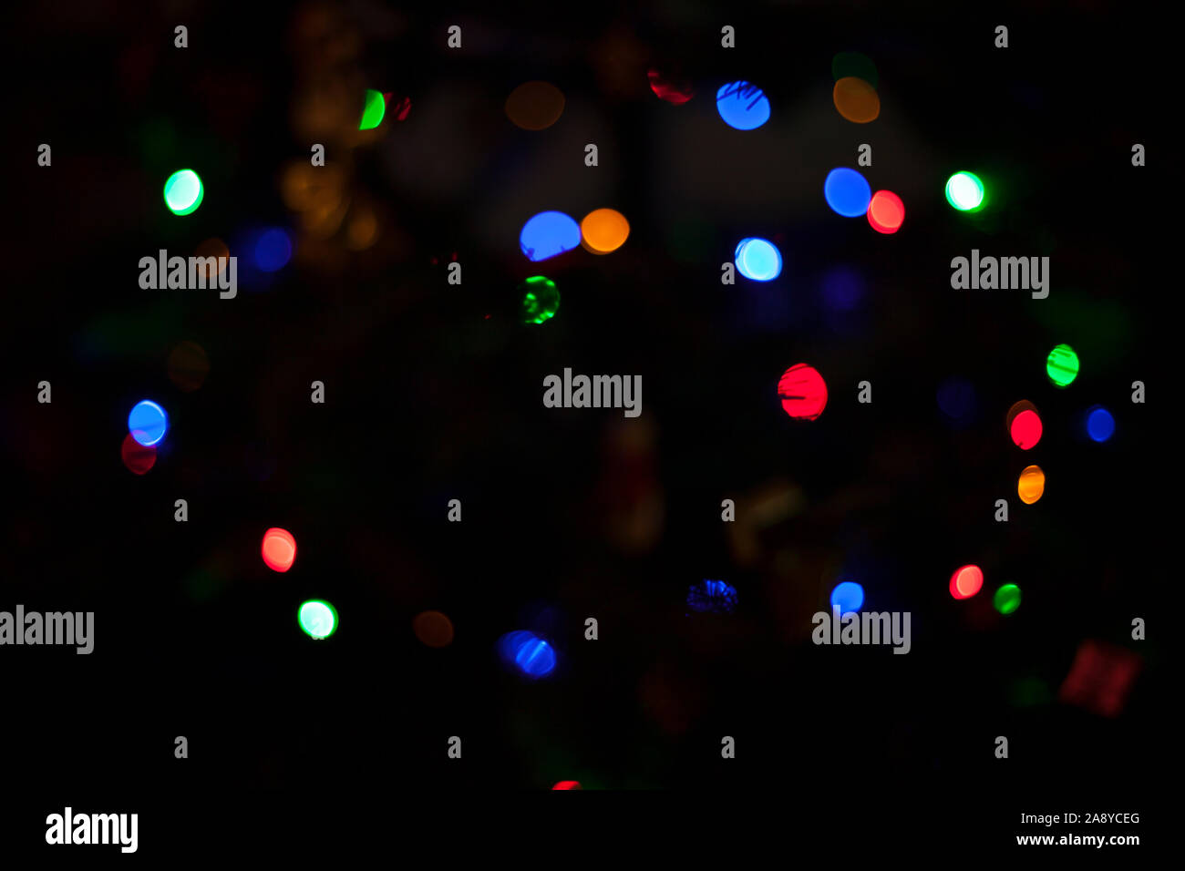 Couleur flou lumières de Noël arbre de Noël sur fond sombre Banque D'Images