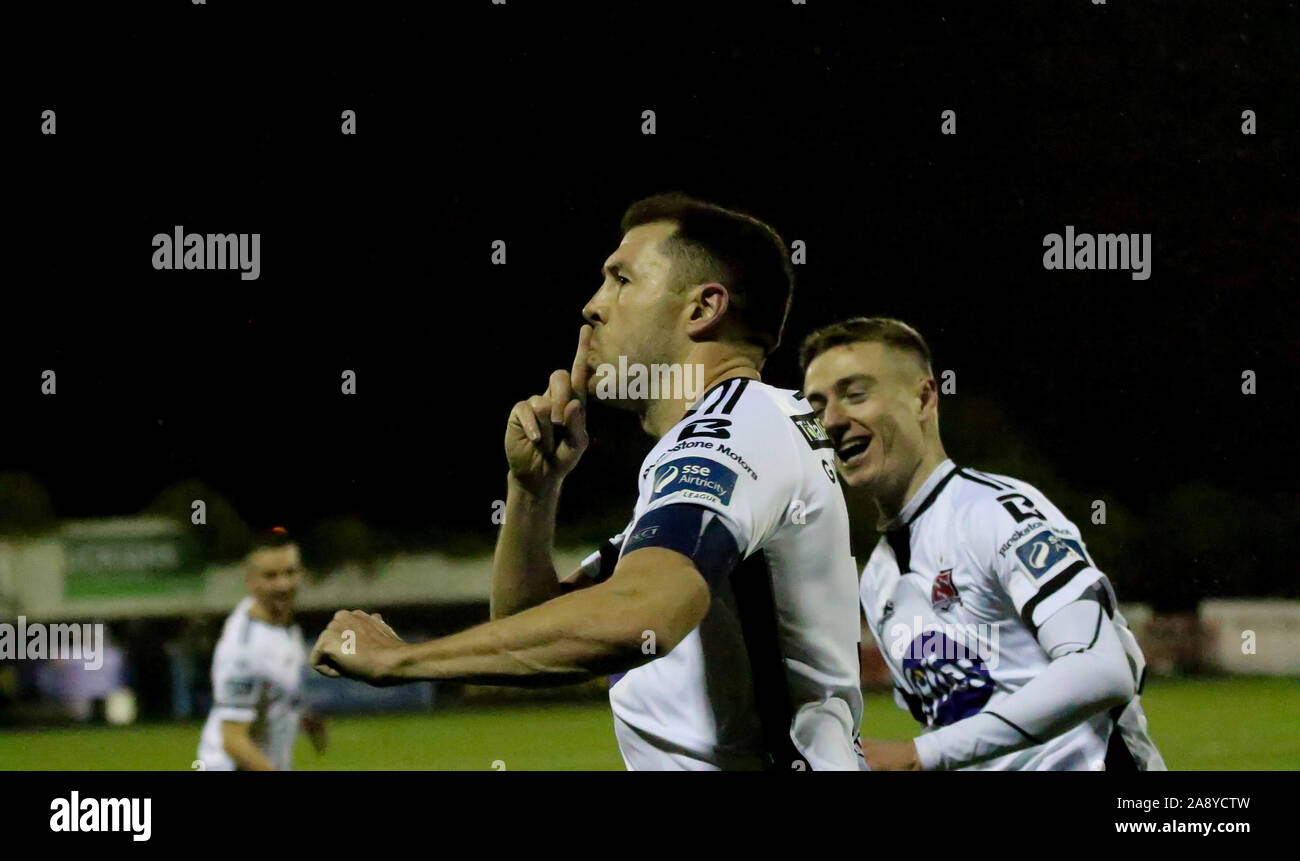 Oriel Park, Dundalk, dans le comté de Louth, en Irlande. 11 novembre 2019. UNITE the Union (deuxième étape de la Coupe des Champions)- Dundalk v Linfield (bleu). La deuxième action de jambe ce soir à Dundalk. 2 Dundalk Linfield 0 But buteur Brian Gartland. Crédit : David Hunter/Alamy Live News. Banque D'Images