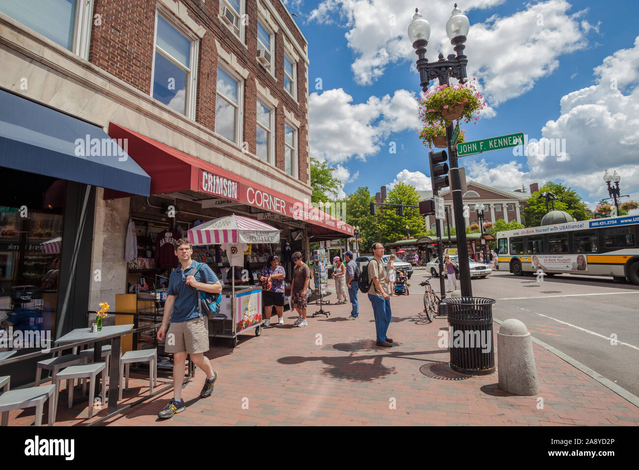 Les gens qui marchent le long de la rue Brattle dans Harvard Square, Cambridge, MA Banque D'Images