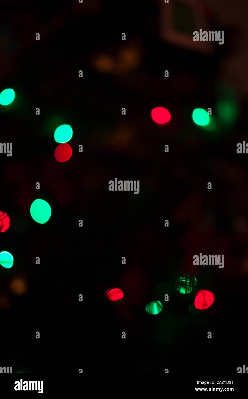 Couleur flou lumières de Noël arbre de Noël sur fond sombre Banque D'Images