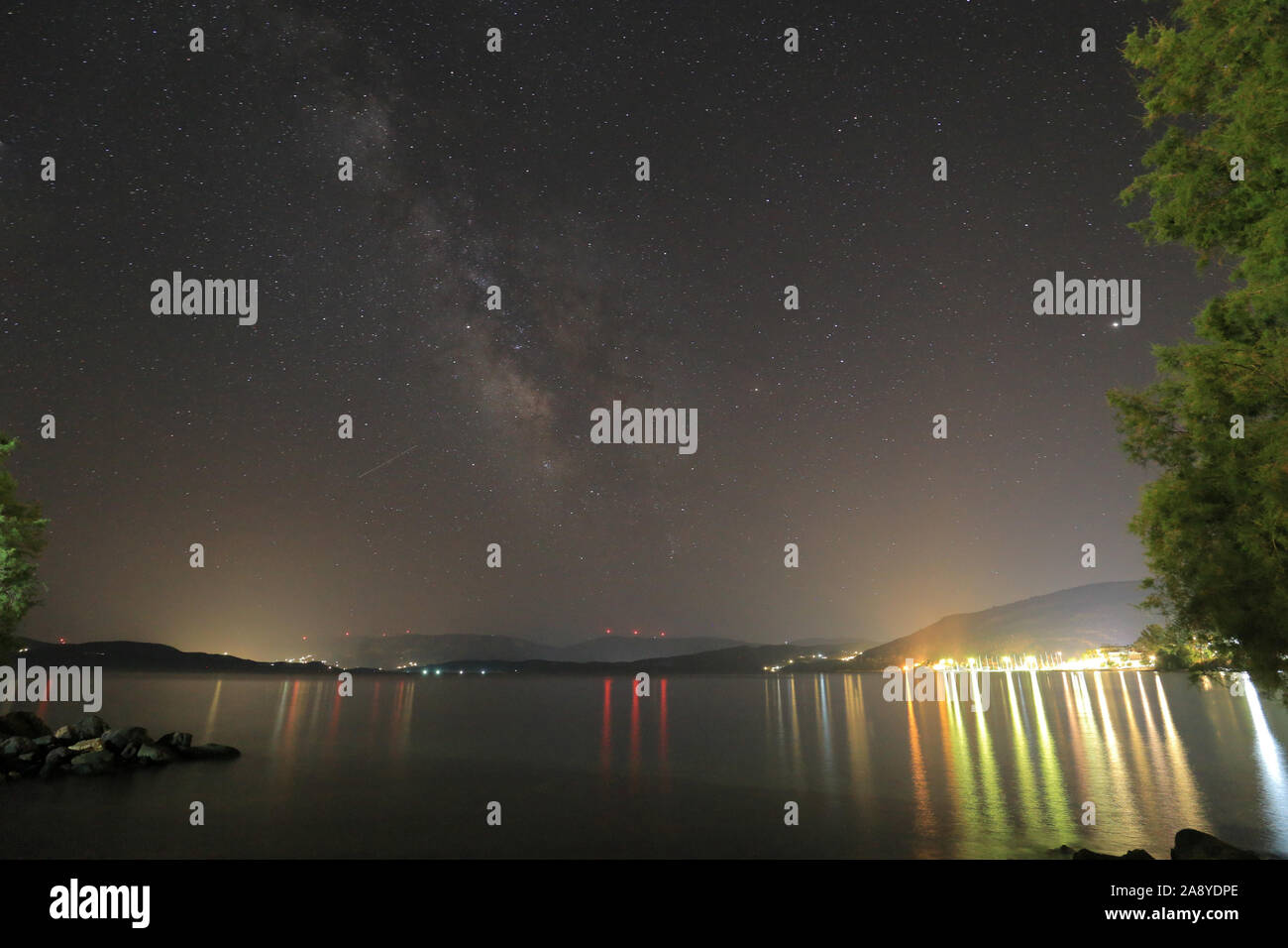 Nuit de la mer et de la Voie lactée dans le ciel étoilé en Grèce Banque D'Images