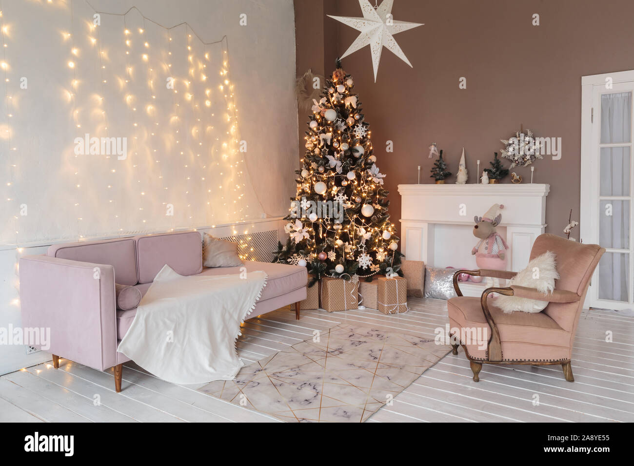 Décoration d'hiver. Arbre de Noël dans l'intérieur loft. Vieux mobilier vintage. Banque D'Images