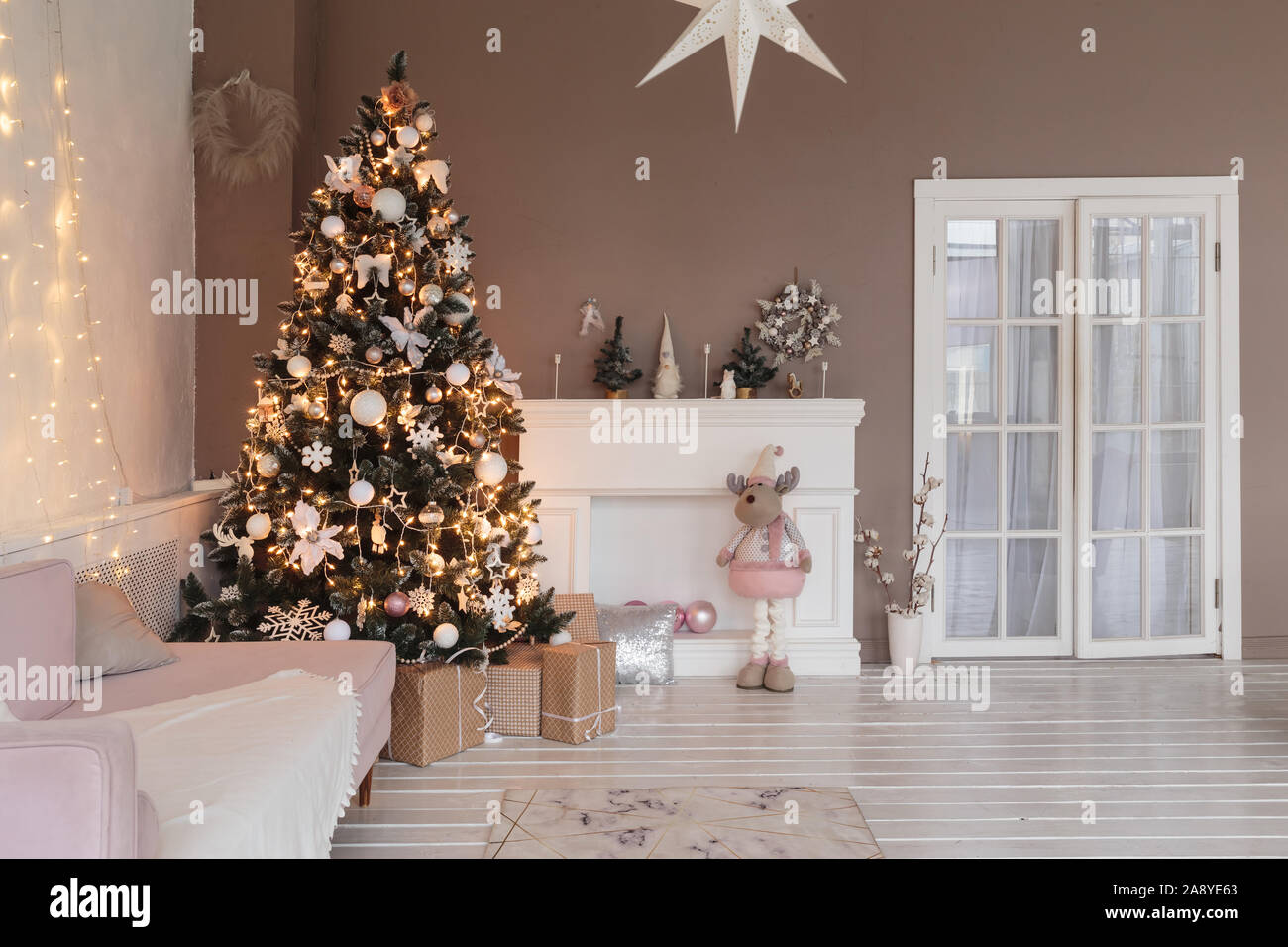 Décoration d'hiver. Arbre de Noël dans l'intérieur loft. Vieux mobilier vintage. Banque D'Images