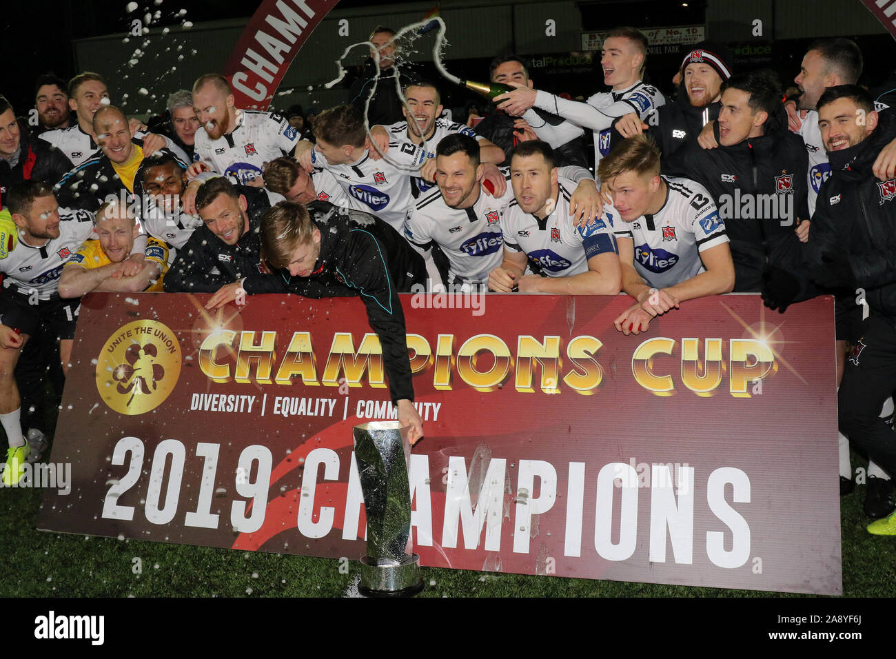 Oriel Park, Dundalk, dans le comté de Louth, en Irlande. 11 novembre 2019. UNITE the Union (deuxième étape de la Coupe des Champions)- 6 Dundalk Linfield 0 (7-1 agg). Dundalk lever l'UNITE DES CHAMPIONS. Crédit : David Hunter/Alamy Live News. Banque D'Images