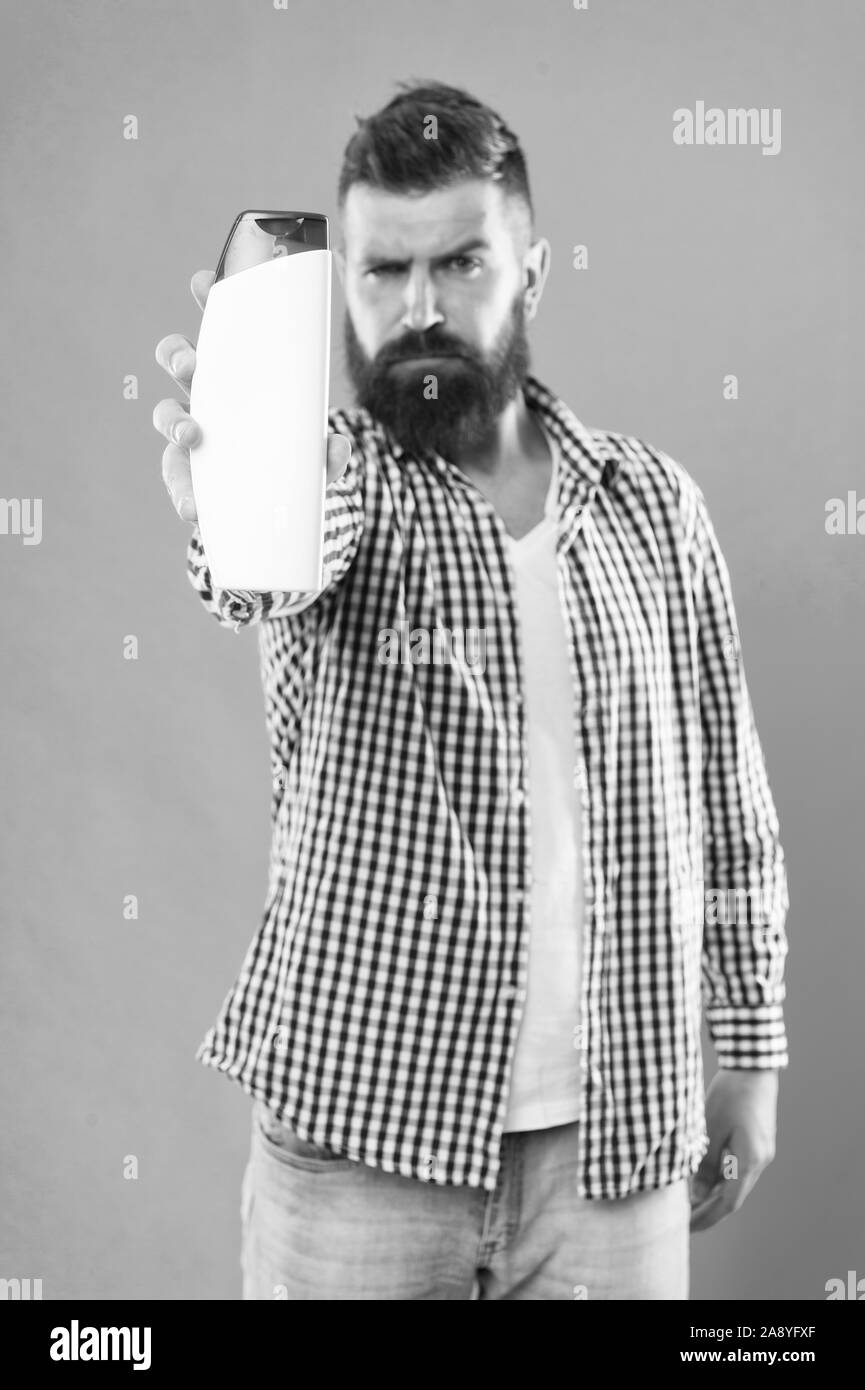 Baignoire Douche. Actualisation de l'affect. L'hygiène personnelle. Soins capillaires. Shampoing pour usage quotidien. Bouteille de shampoing en attente de l'homme. Shampoing et après que vous choisissez peut faire toute différence dans les cheveux commençant juste à racines. Banque D'Images Baignoire Douche. Actualisation de l'affect. L'hygiène personnelle. Soins capillaires. Shampoing pour usage quotidien. Bouteille de shampoing en attente de l'homme. Shampoing et après que vous choisissez peut faire toute différence dans les cheveux commençant juste à racines. Banque D'Images