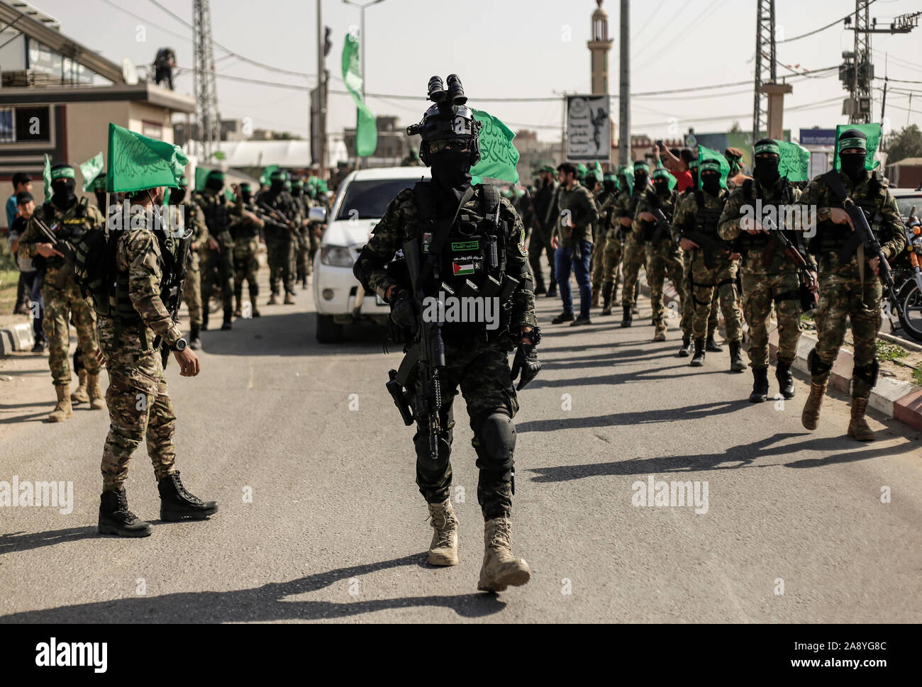 Les membres des brigades Izz ad-Din al-Qassam, la branche militaire de l'organisation Hamas palestinien mars avec des RPG pendant une parade militaire anti-Israël.Izz el-Deen al-Qassam, la branche armée du mouvement de résistance palestinien Hamas, organiser un show militaire anti-Israël dans le sud de la bande de Gaza dans le cadre de l'anniversaire de la prévention de l'opération israélienne menée dans le Khan Younis, le 11 novembre 2018. Banque D'Images