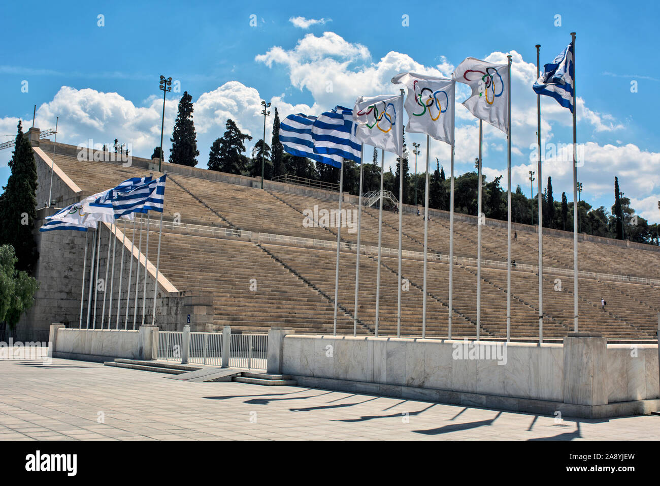 Athènes, Grèce, Juin 04, 2016. Vue de l'ancien stade olympique d'Athènes et des drapeaux d'un battement. Banque D'Images