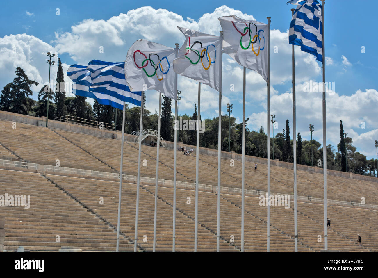 Athènes, Grèce, Juin 04, 2016. Vue de l'ancien stade olympique d'Athènes et des drapeaux d'un battement. Banque D'Images