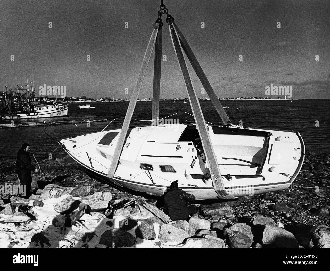 Un bateau à l'eau par la grue Banque D'Images