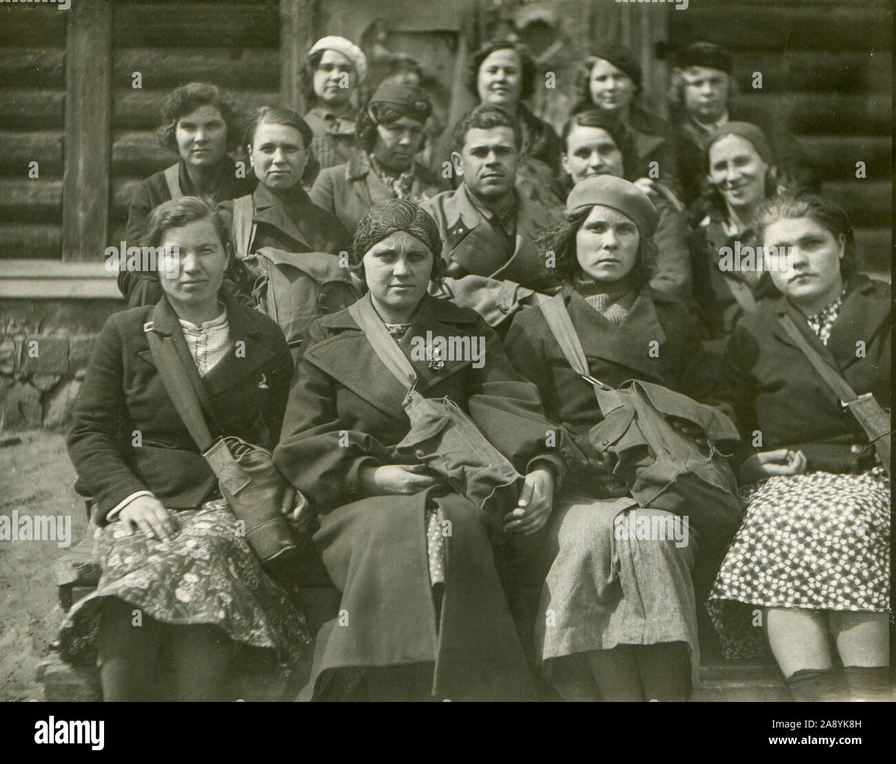 L'année 1937. Garnison militaire. L'officier de l'Armée Rouge, ainsi que les épouses de l'état-major, a été photographié après les exercices de défense civile. Les femmes ont des sacs avec des masques à gaz sur leurs épaules. L'URSS. Banque D'Images