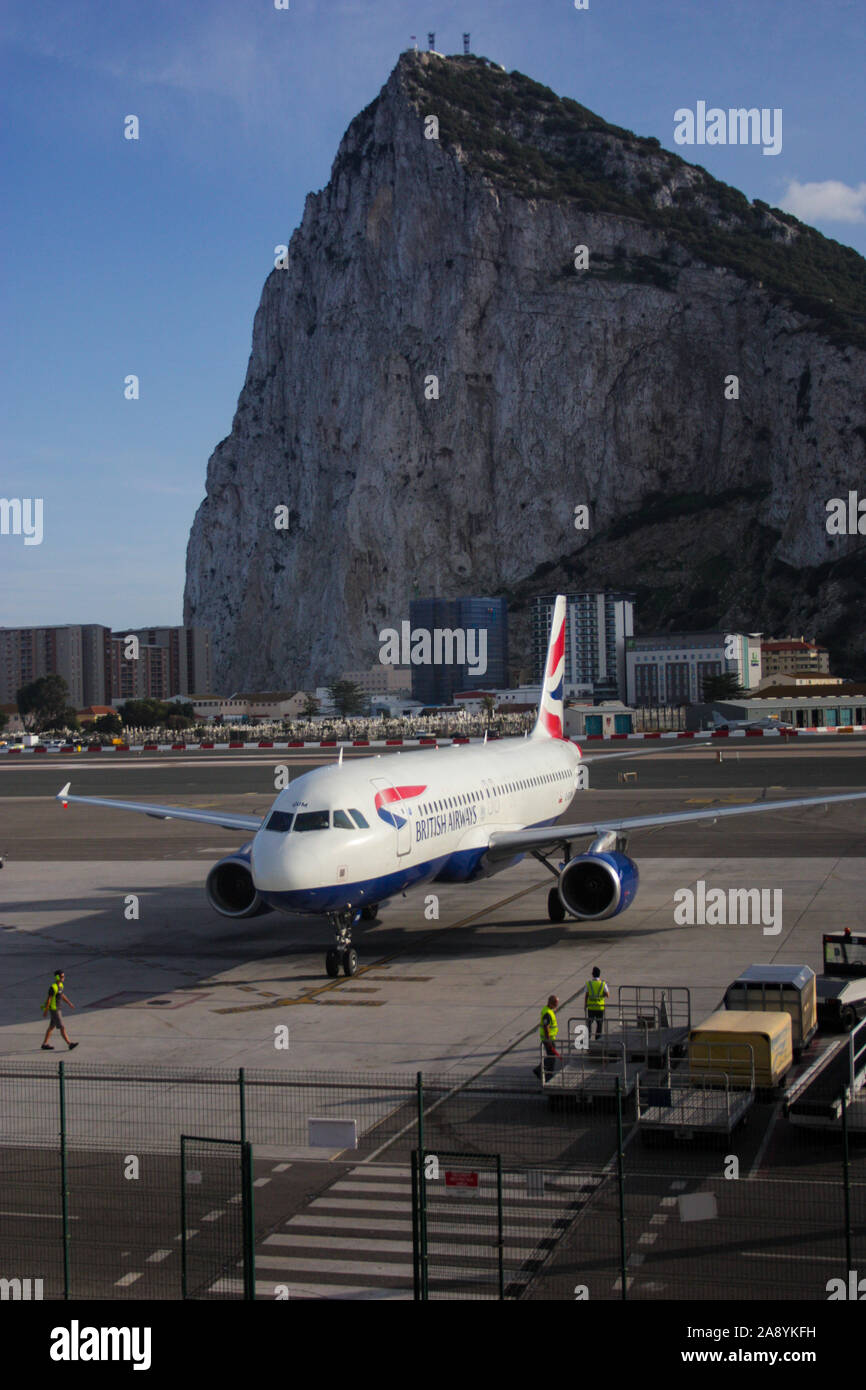 Attendant de monter à bord de notre Airbus A320 accueil à l'aéroport international de Gibraltar nouveau Banque D'Images