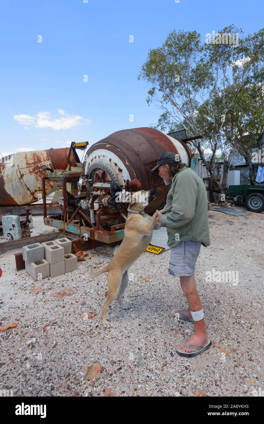 Opale ancien mineur et son chien dingo ridgeback cross, Lightning Ridge, New South Wales, NSW, Australie Banque D'Images