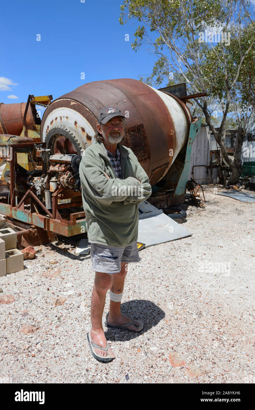 Ancien mineur de l'opale en face de sa cabane et l'équipement minier, Lightning Ridge, New South Wales, NSW, Australie Banque D'Images