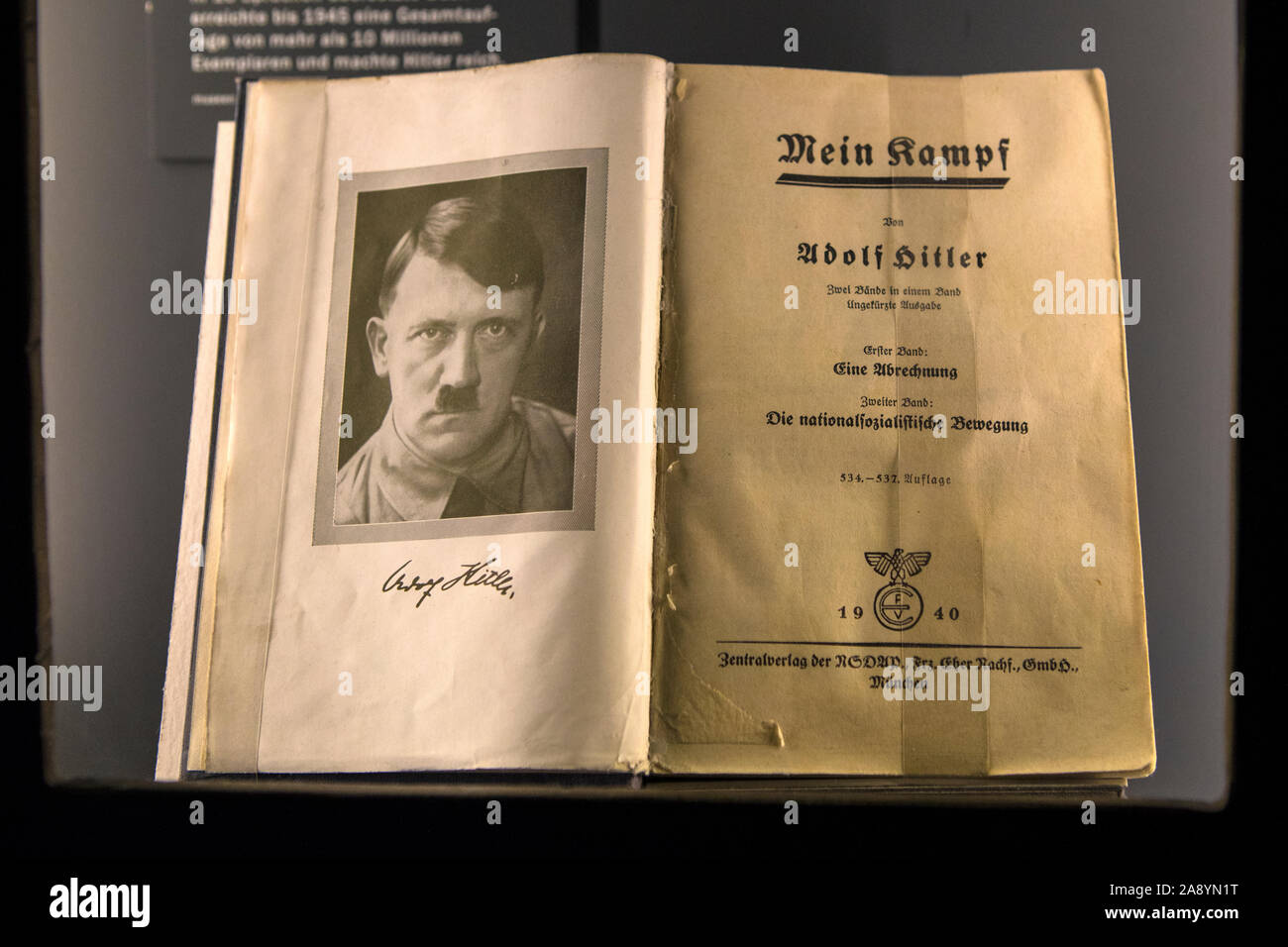 Nuremberg, Allemagne - 24 octobre 2019 : une édition originale de Mein Kampf - l'infâme livre par Adolf Hitler, à l'affiche au centre de documentation Banque D'Images