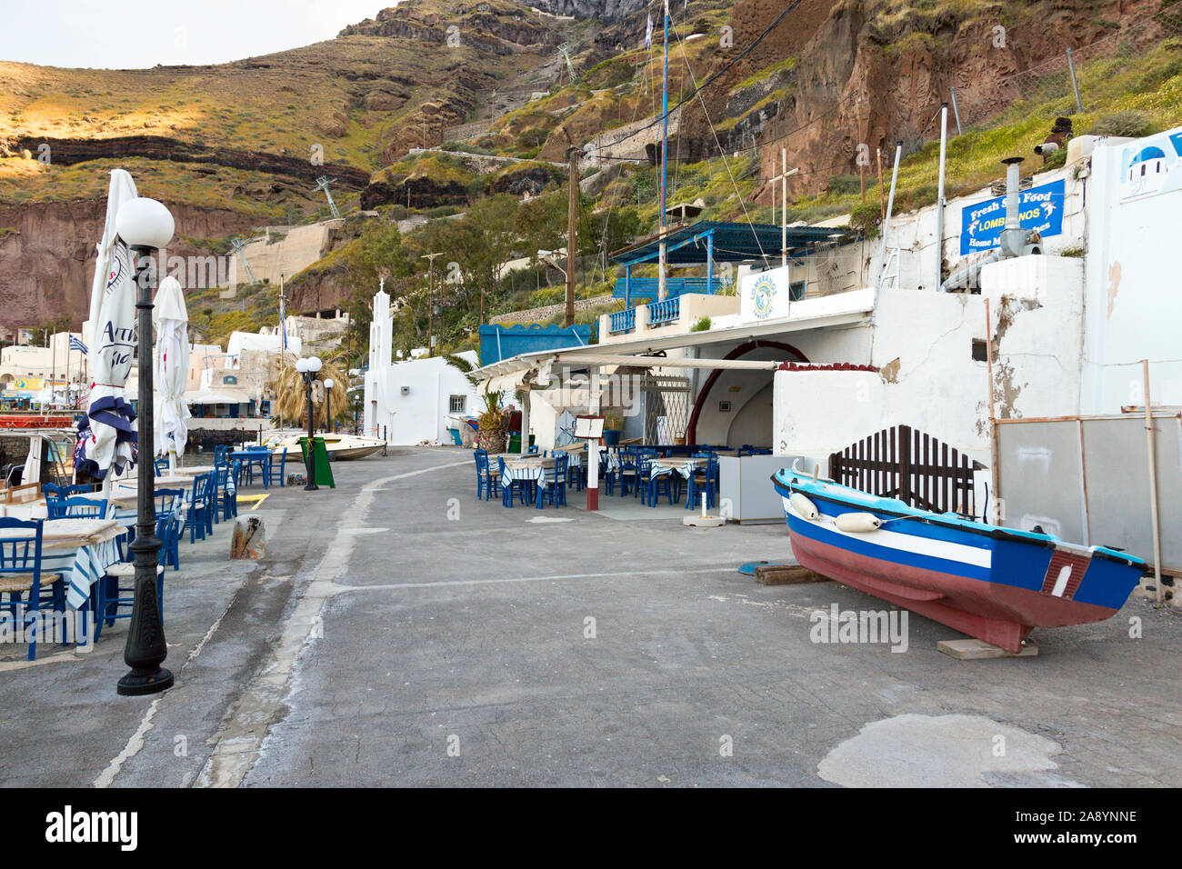 Old harbour of thira on santorini island Banque de photographies et  d'images à haute résolution - Alamy