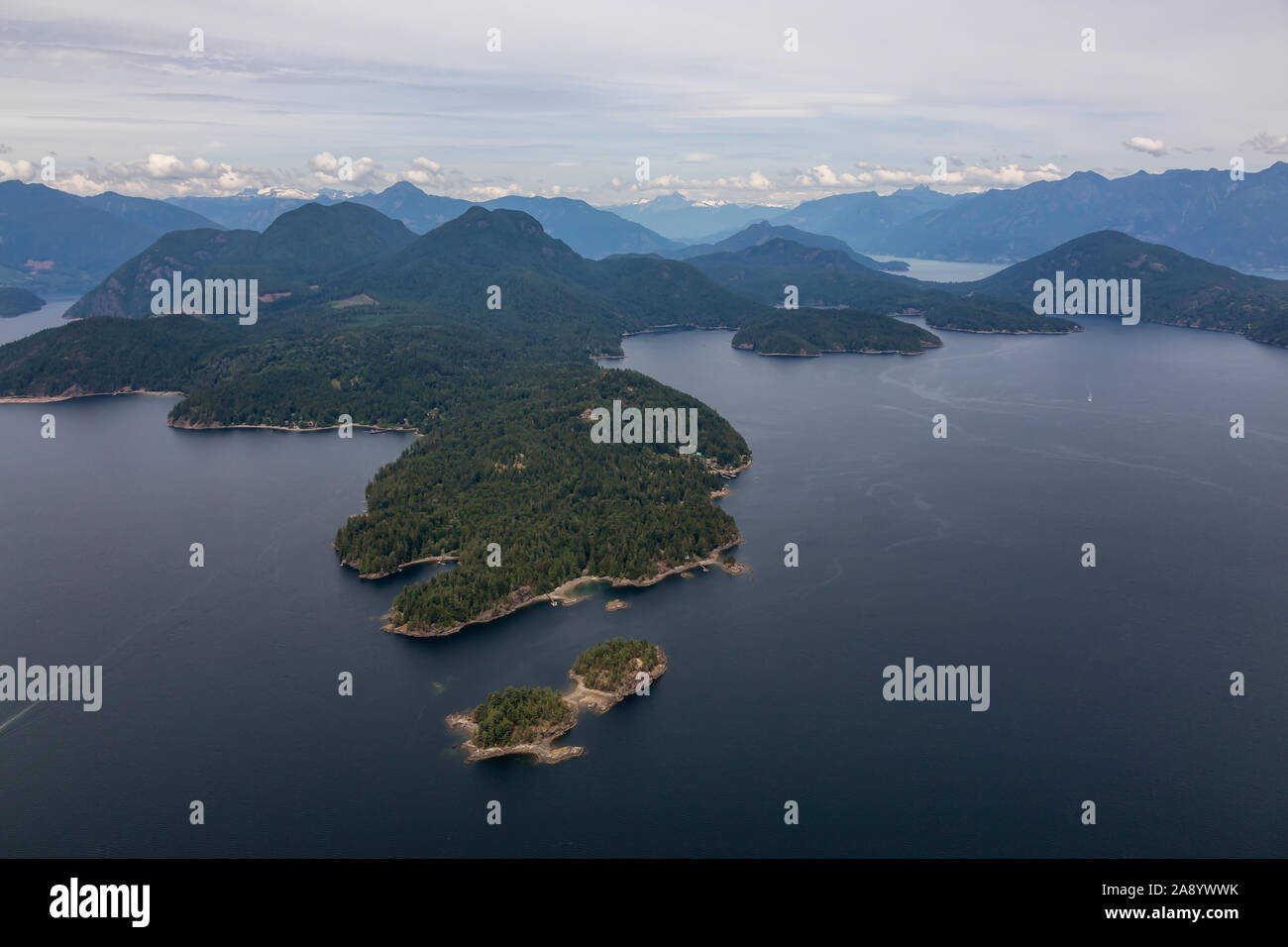 L'île de Keats, Sunshine Coast, en Colombie-Britannique, Canada. Vue aérienne d'une des îles dans la baie Howe nuageux au cours d'une soirée d'été. Banque D'Images