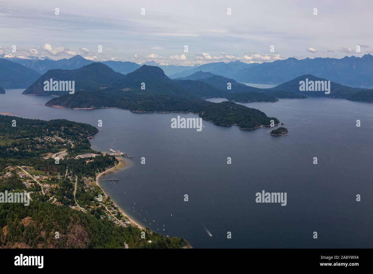 Gibsons, Sunshine Coast, en Colombie-Britannique, Canada. Vue aérienne d'une petite ville de la Howe Sound nuageux au cours d'une soirée d'été. Banque D'Images