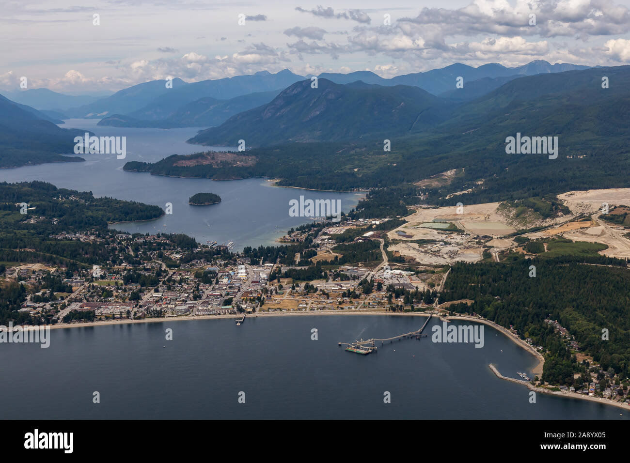 Vue aérienne d'une Sechelt, petite ville sur la Sunshine Coast, situé au nord-ouest de Vancouver, Colombie-Britannique, Canada. Prise lors d'un matin d'été ensoleillé. Banque D'Images