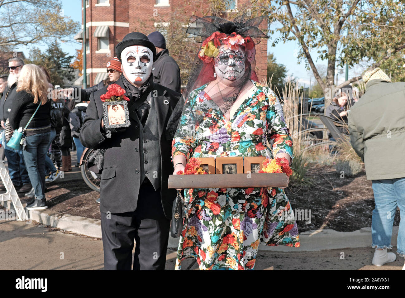 Un couple dans le maquillage et masque crâne coloré célébrer Dia de los Muertos à Cleveland, Ohio, USA tout en maintenant les souvenirs d'êtres chers qui sont passés. Banque D'Images