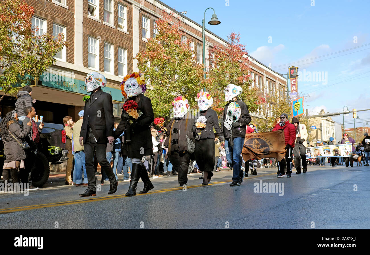 2019 le jour de la procession aux morts à Cleveland, Ohio fait son chemin vers Detroit Avenue dans le Gordon Square Arts District. Banque D'Images