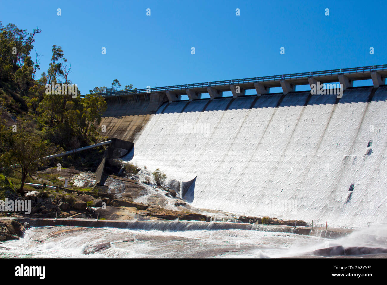 La diffusion de l'eau et le débordement sur l'énorme mur de béton et de halage, de Wellington, près de Collie l'ouest de l'Australie sur une belle matinée de printemps . Banque D'Images