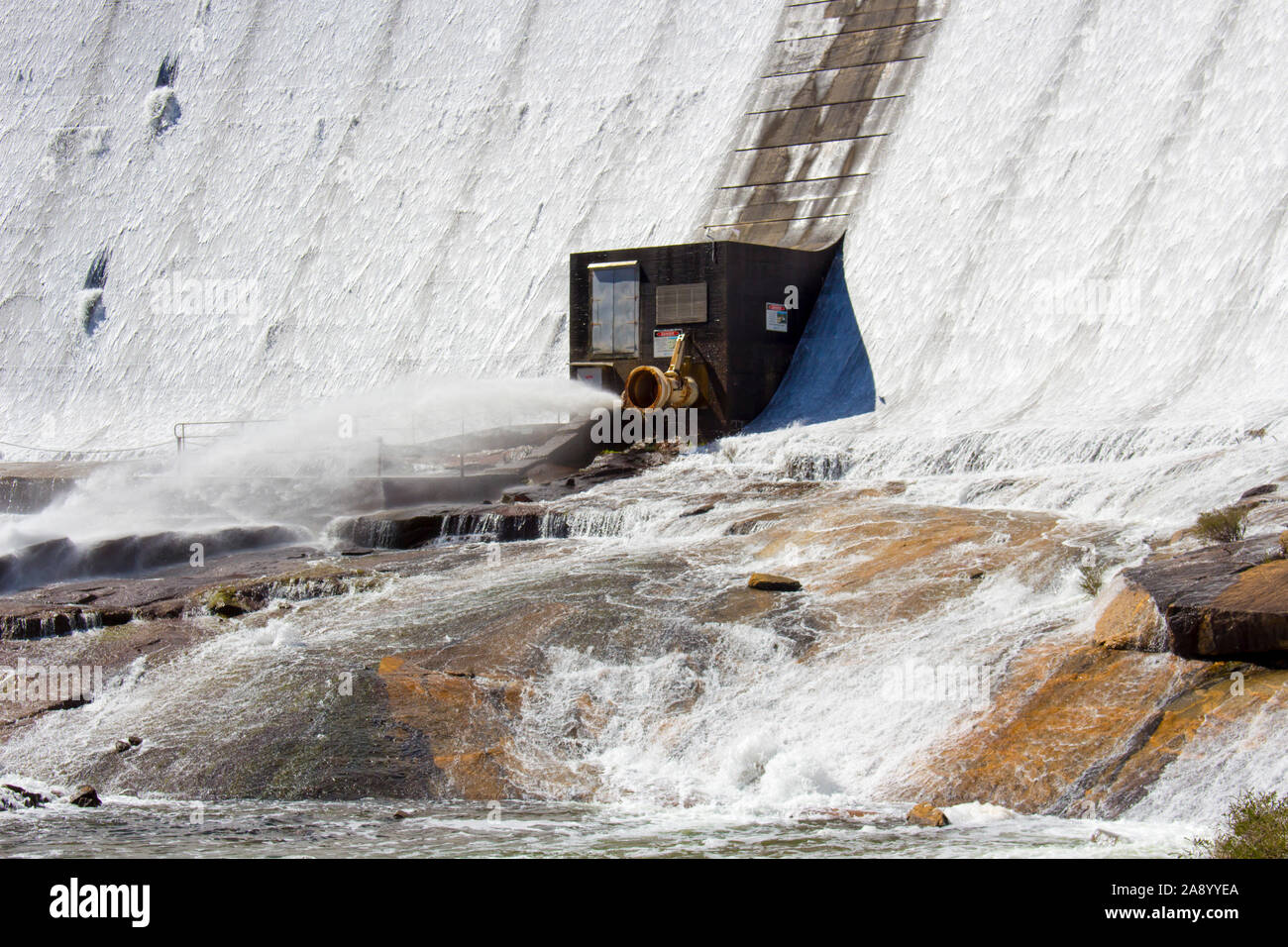 La diffusion de l'eau et le débordement sur l'énorme mur de béton et de halage, de Wellington, près de Collie l'ouest de l'Australie sur une belle matinée de printemps . Banque D'Images