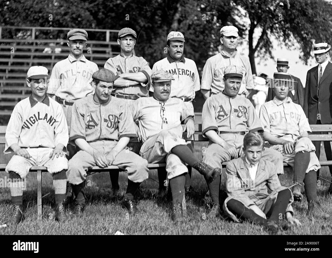 Photo de groupe des membres du Congrès américain au match de baseball du congrès ca. 1911 Banque D'Images