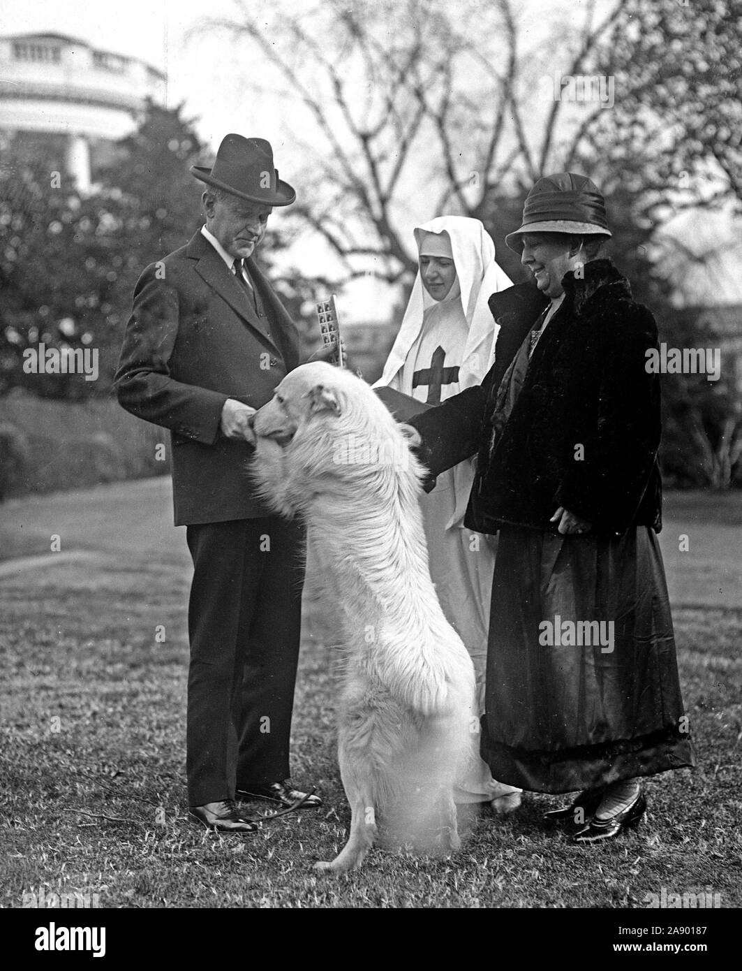 Le président Calvin Coolidge avec chien avec deux femmes ca. 1924 Banque D'Images
