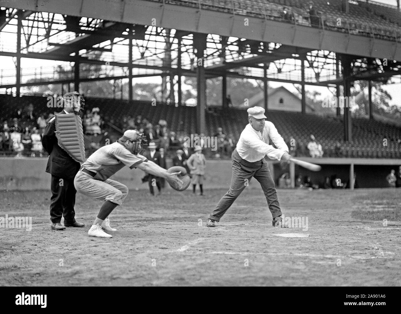 Représentant de l'Indiana George Washington Rauch au bâton dans le match de baseball du congrès ca. 1911 Banque D'Images