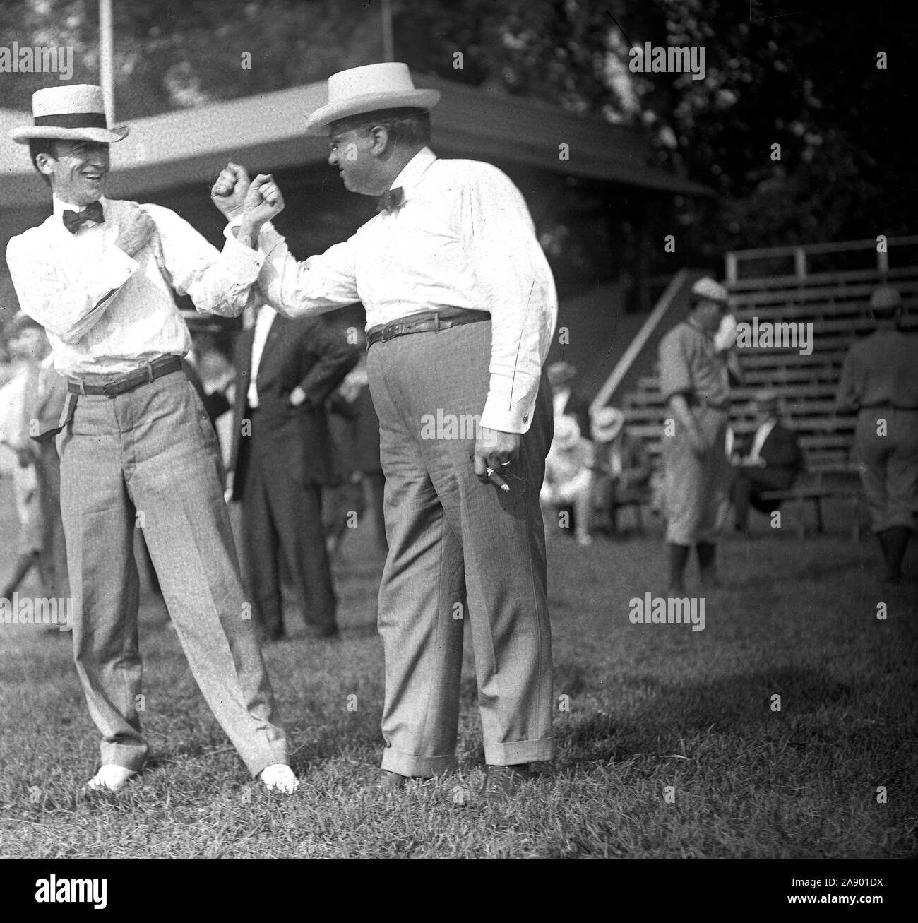 Des membres du Congrès américain Byrnes et Billy Wilson fait semblant de se battre à un match de baseball du Congrès ca. 1911 Banque D'Images