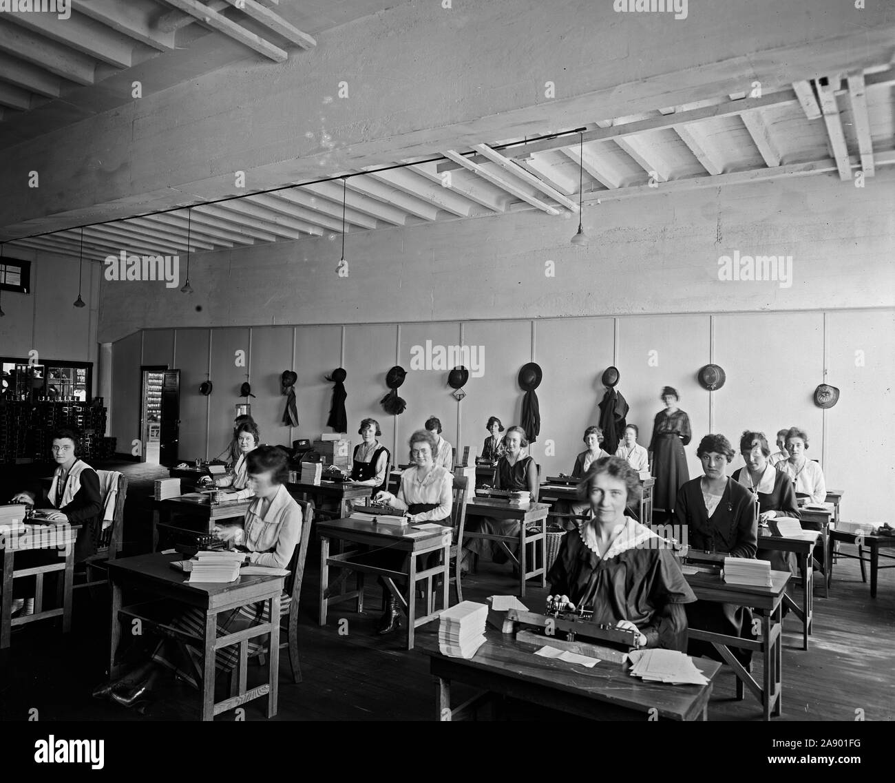 Les travailleurs à l'intérieur de la Tabulating Machine Company ca au début des années 1900. Banque D'Images