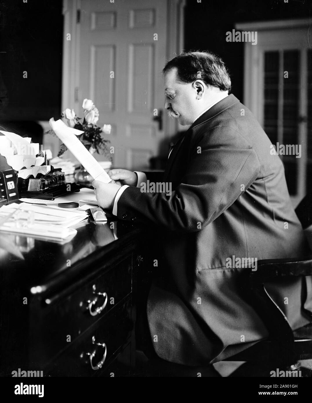 Le président William Howard Taft assis à son bureau ca. 1909-1913 Banque D'Images