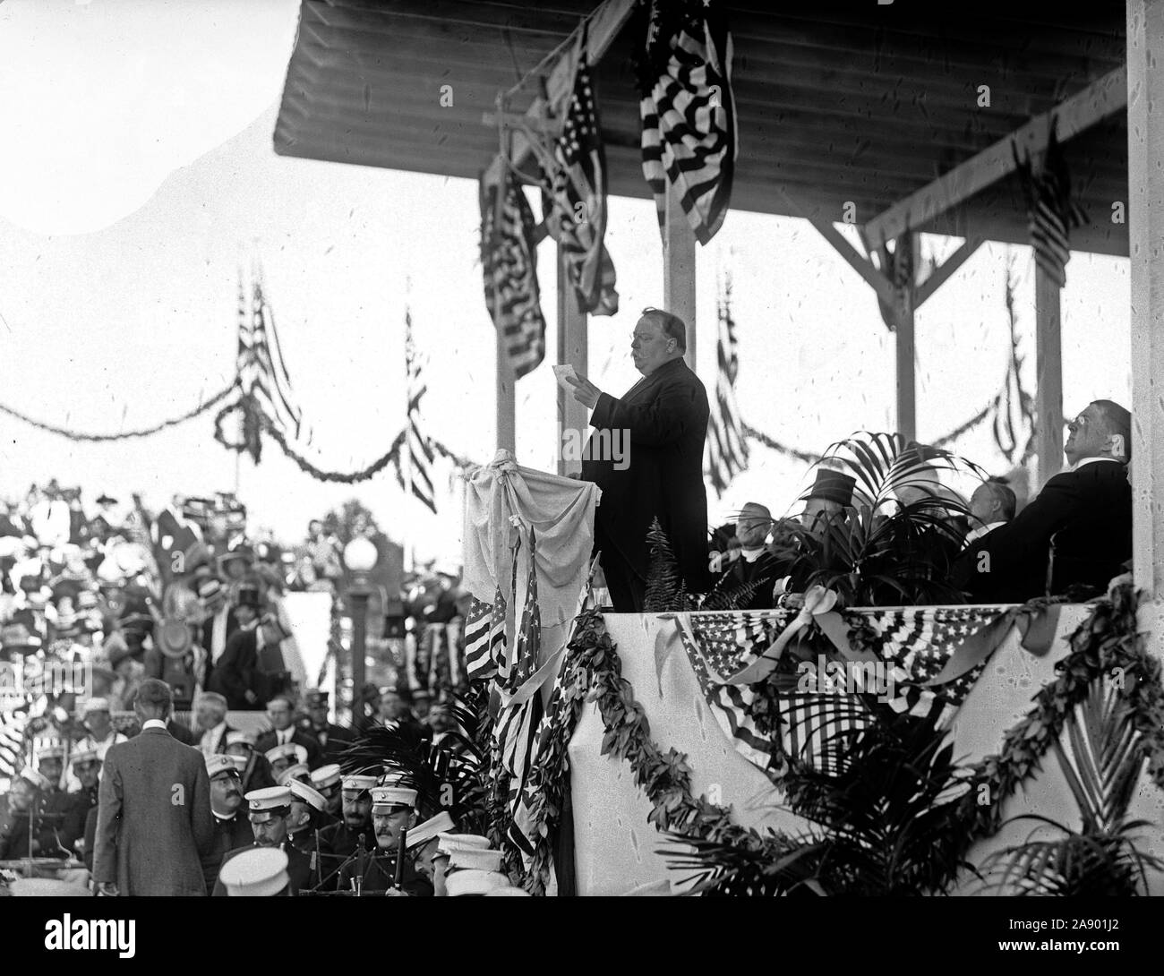 Le président William Howard Taft s'exprimant lors de l'inauguration du monument Columbus ca. 1912 Banque D'Images