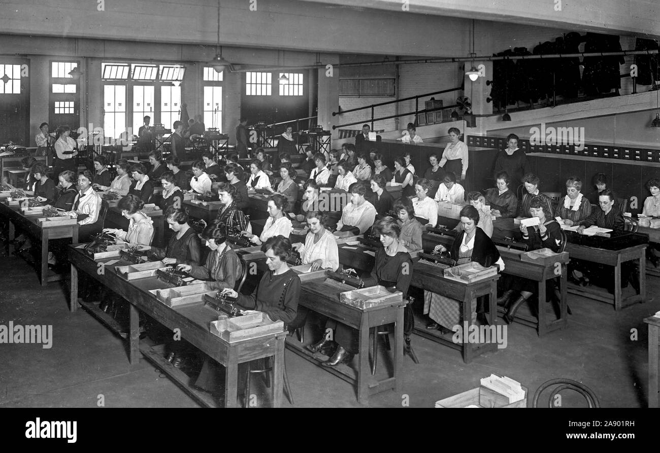 Les travailleurs à l'intérieur de la Tabulating Machine Company ca au début des années 1900. Banque D'Images