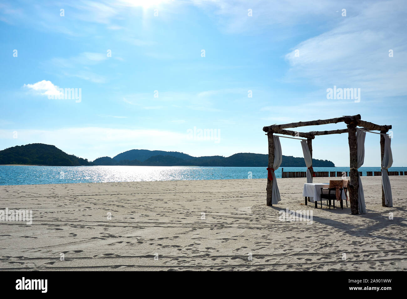 Langkawi, Malaisie - le 12 octobre 2019. Tableau romantique avec chaise à Cenang Beach sur langkawi Banque D'Images