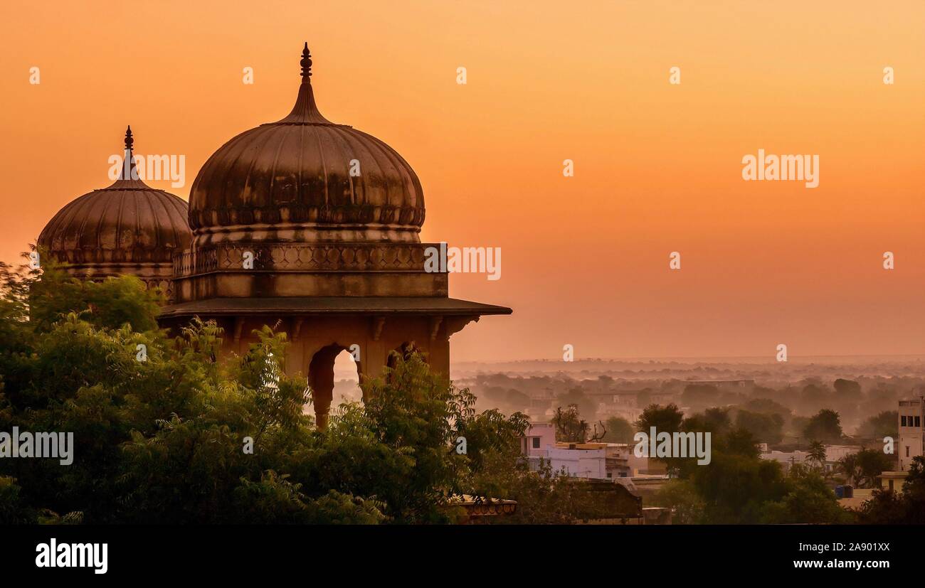 Dômes palais traditionnelle du nord de l'Inde en faible lumière, presque belle silhouette sur le ciel, dans l'aube Mandawa, Rajasthan, en Inde. Banque D'Images