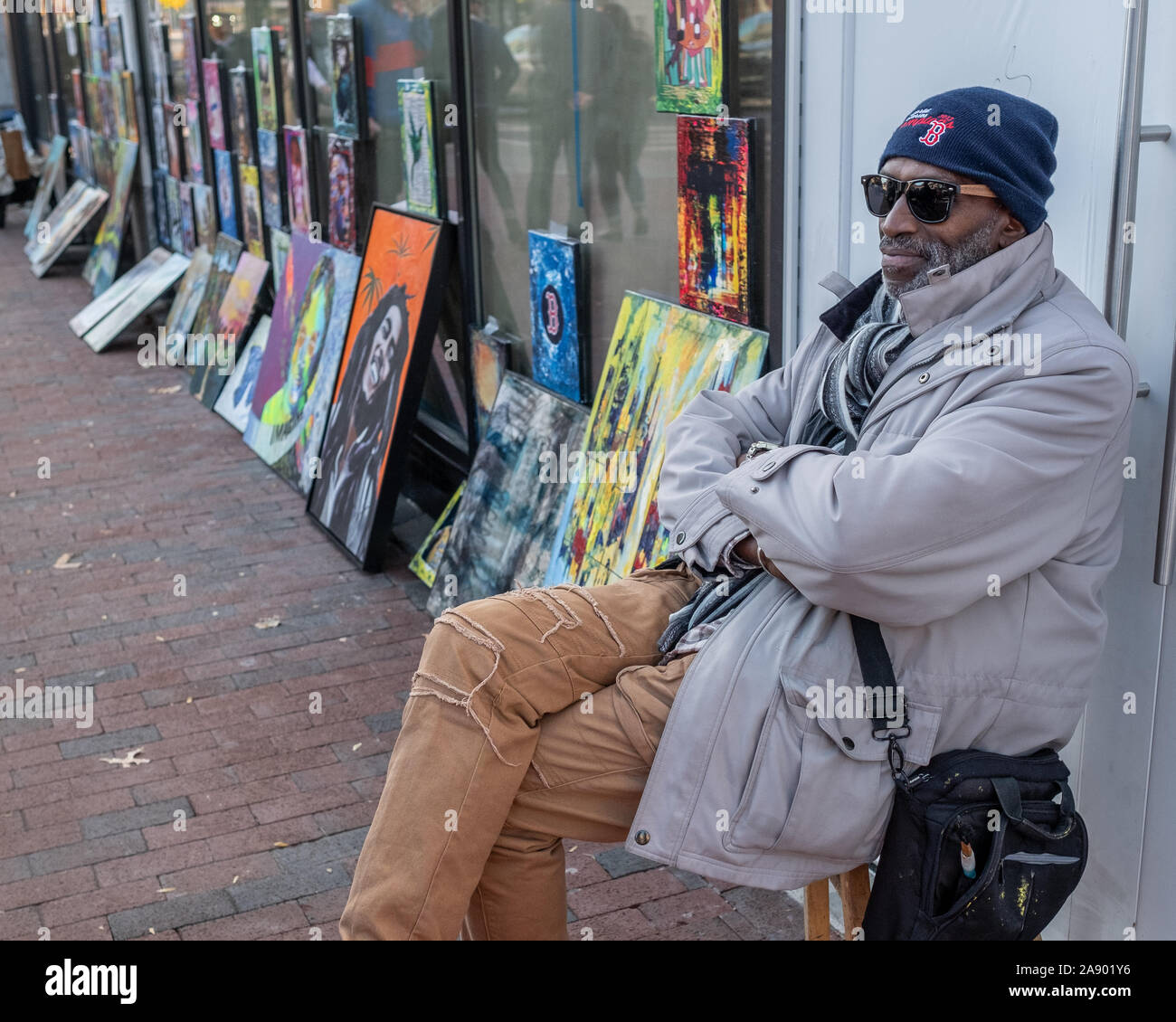 Les artistes de rue avec leur œuvre prête à vendre à Harvard Square, Cambridge, MA Banque D'Images
