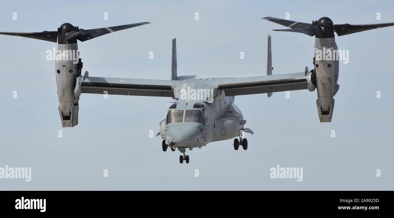 Un Marine Corps MV-22 Osprey tilt-rotor aéronefs atterrissant sur MCAS Yuma. Cette MV-22 appartient à l'escadron VMX-1. Banque D'Images