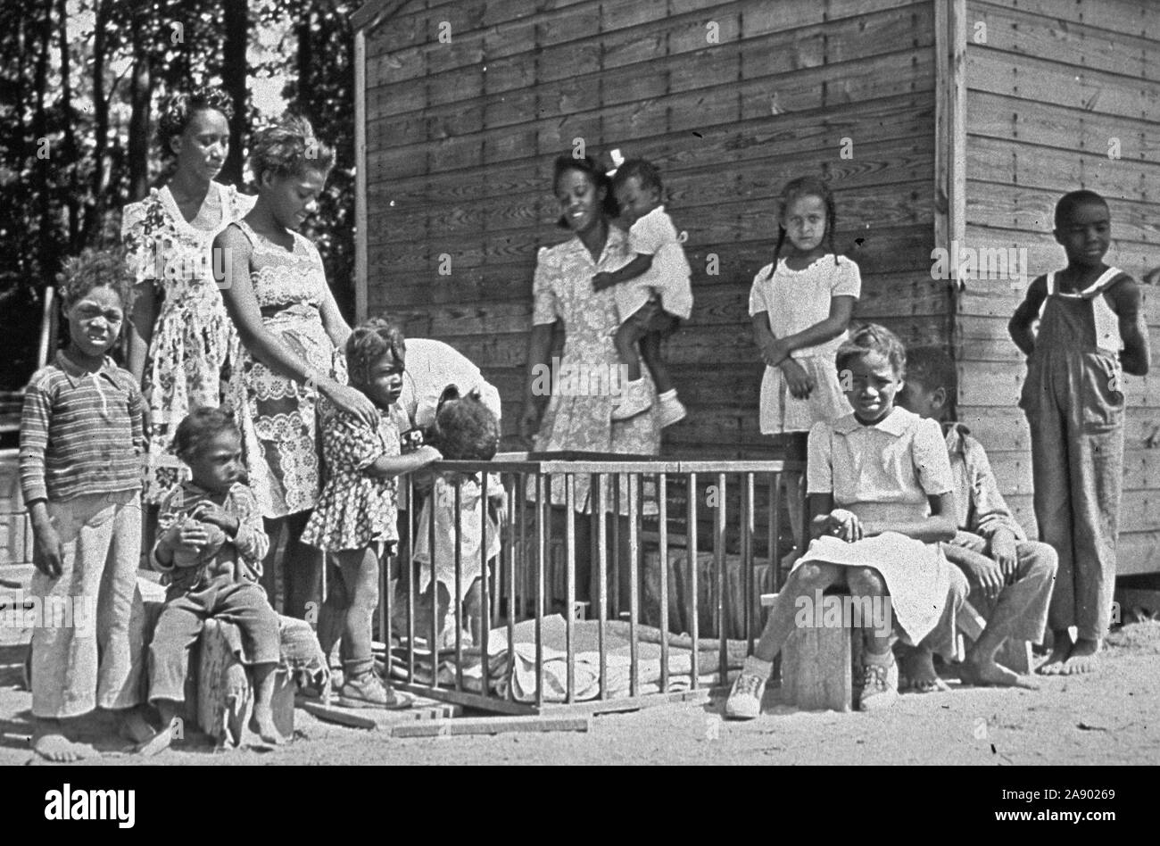 Un groupe d'enfants et les instructeurs de l'extérieur d'une école maternelle de Federalsburg, Maryland ca. 1944 Banque D'Images