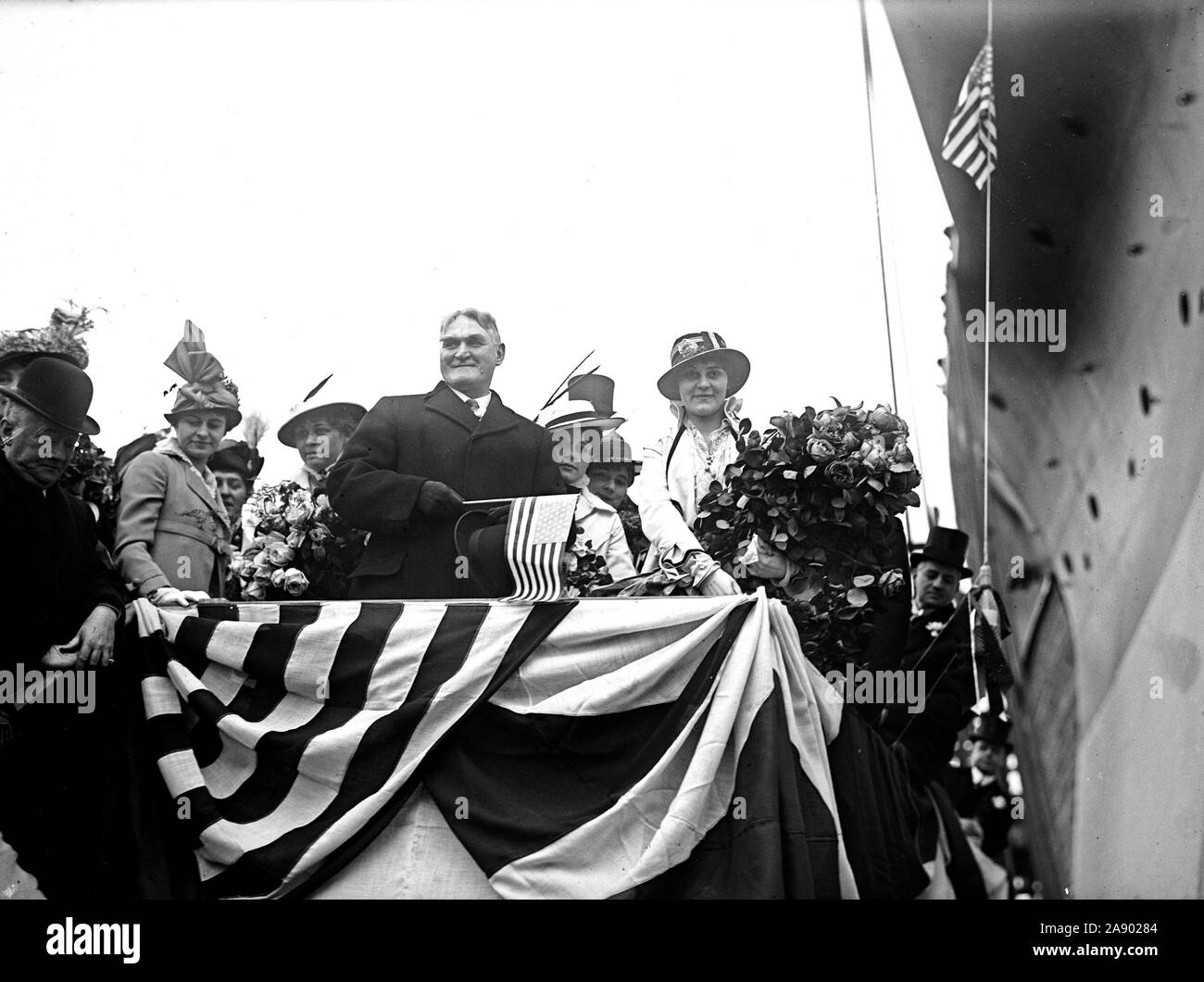 L'U.S.S. New York le lancement de Newport News, Virginie, Gouverneur de Brumbaugh PA sur le stand de baptême ca. 1915 Banque D'Images