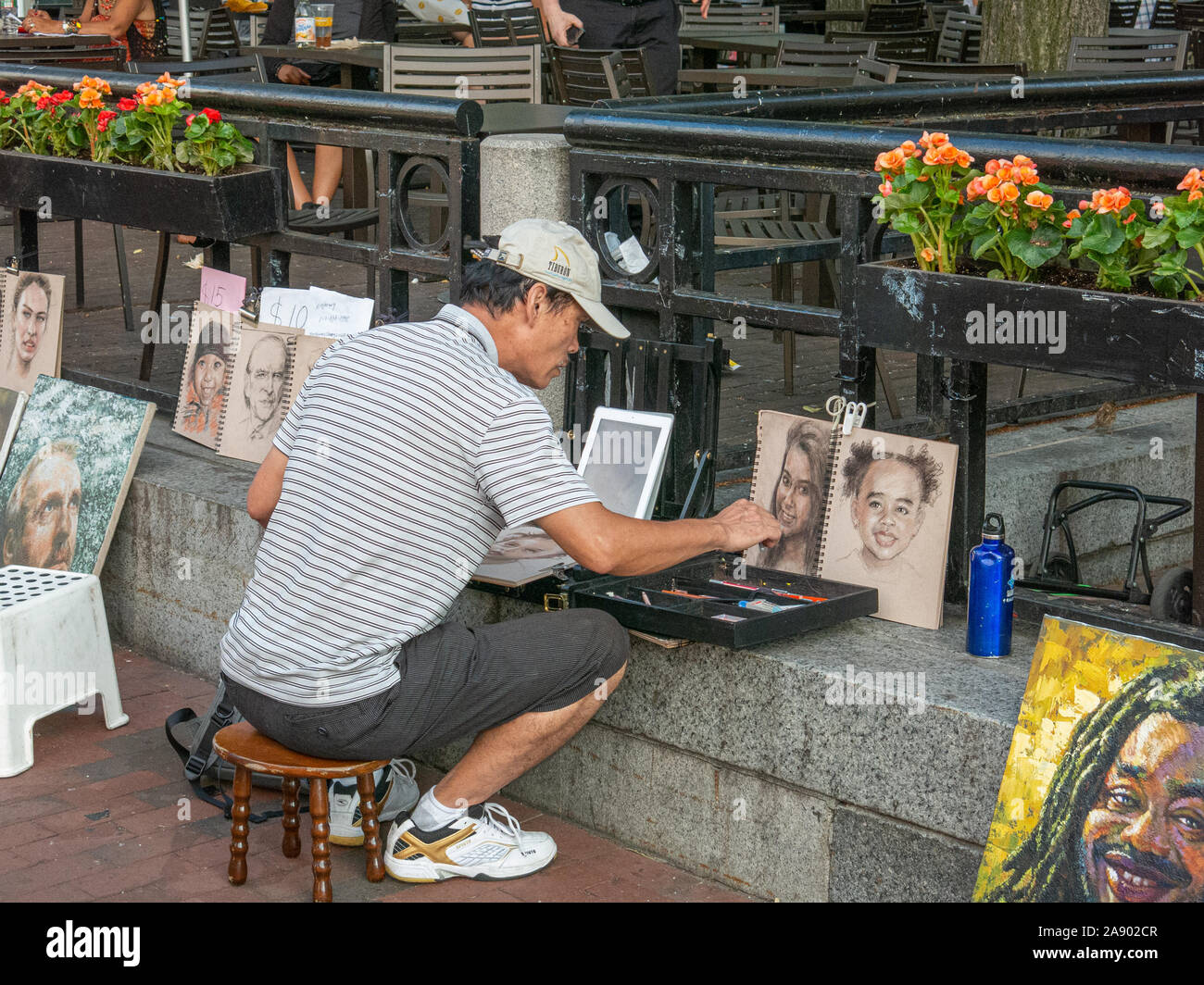 Les artistes de rue avec leur œuvre prête à vendre à Harvard Square, Cambridge, MA Banque D'Images