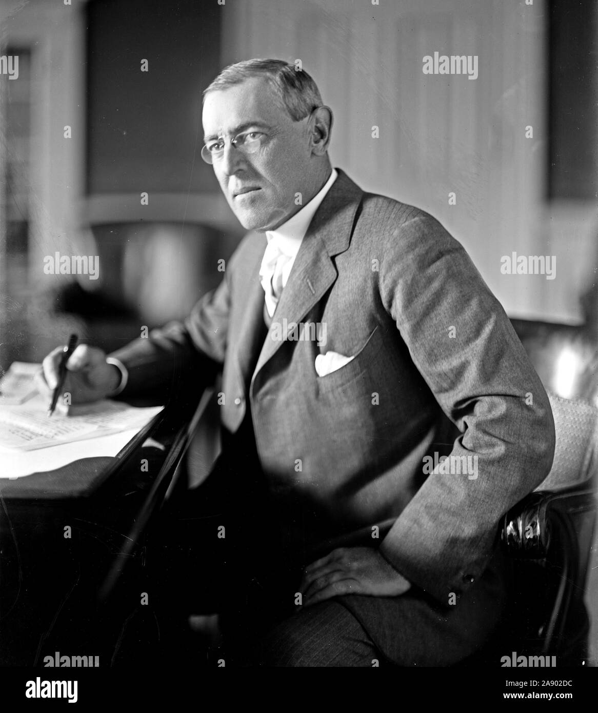 Le président américain Woodrow Wilson siégeant dans son bureau (date inconnue) Banque D'Images