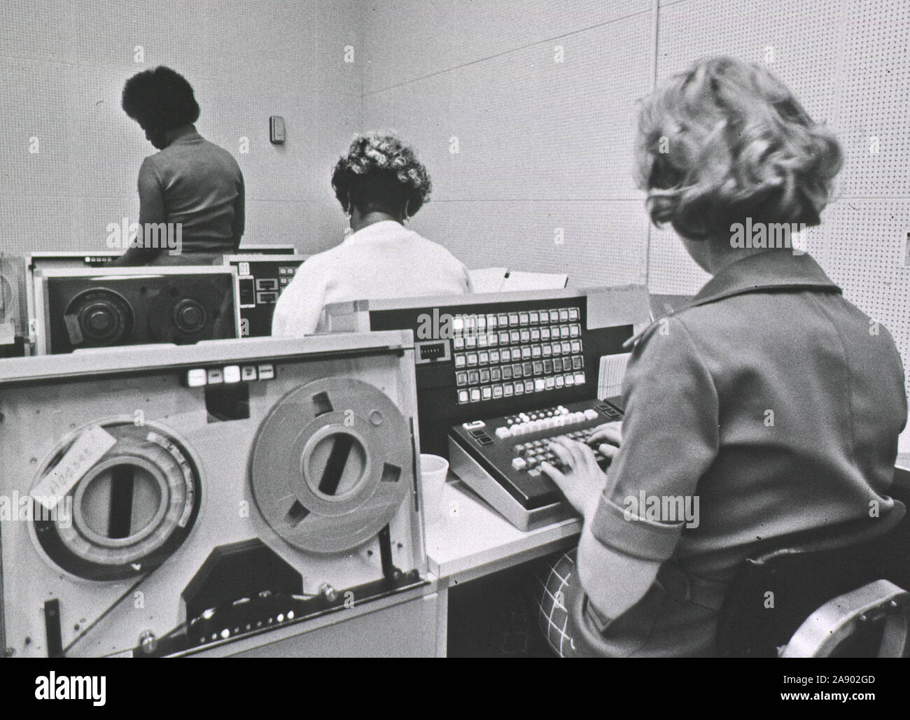 La saisie de données pour la Division des services bibliographiques ca. Années 1960 Banque D'Images